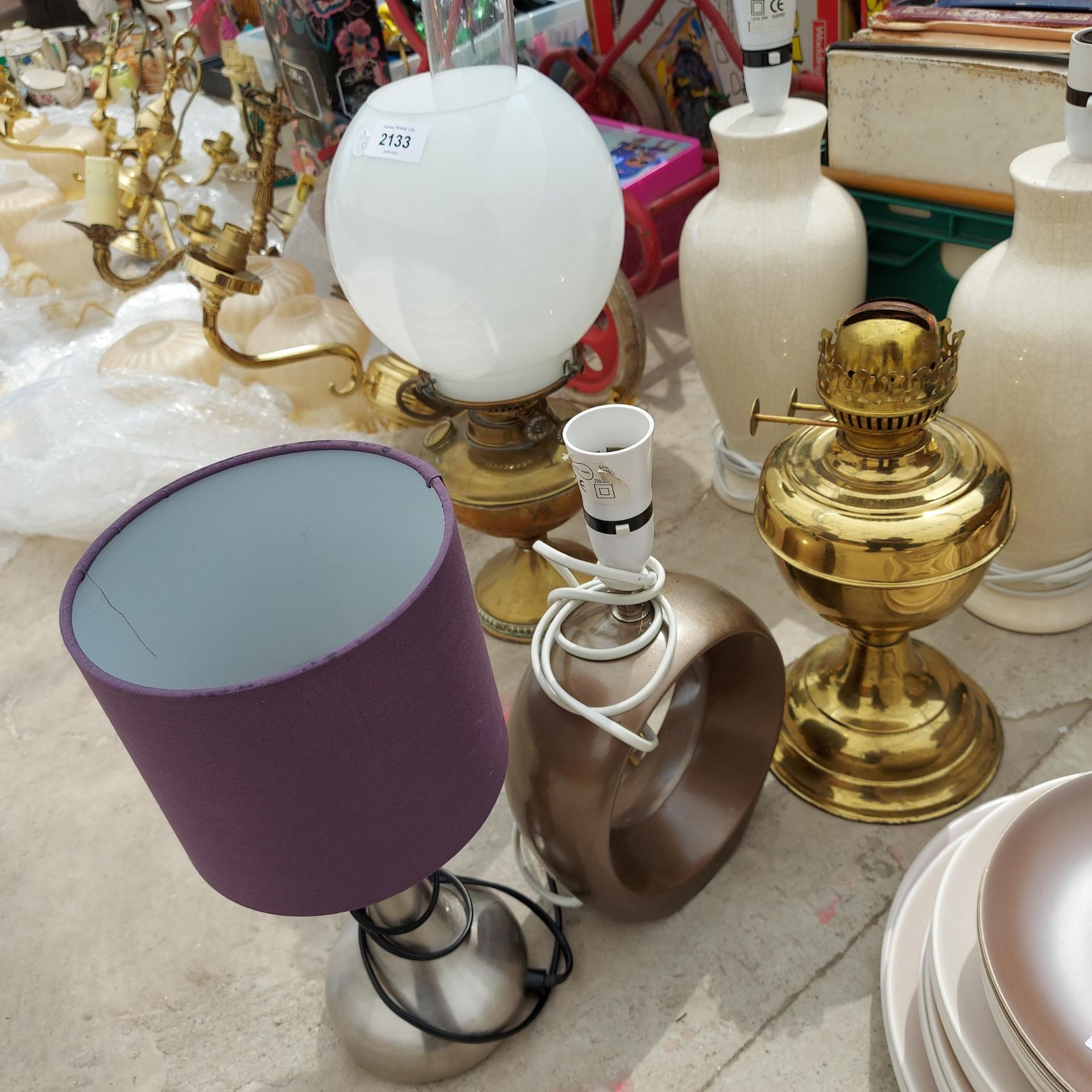 AN ASSORTMENT OF LAMPS TO INCLUDE TWO BRASS OIL LAMPS ETC - Image 3 of 3