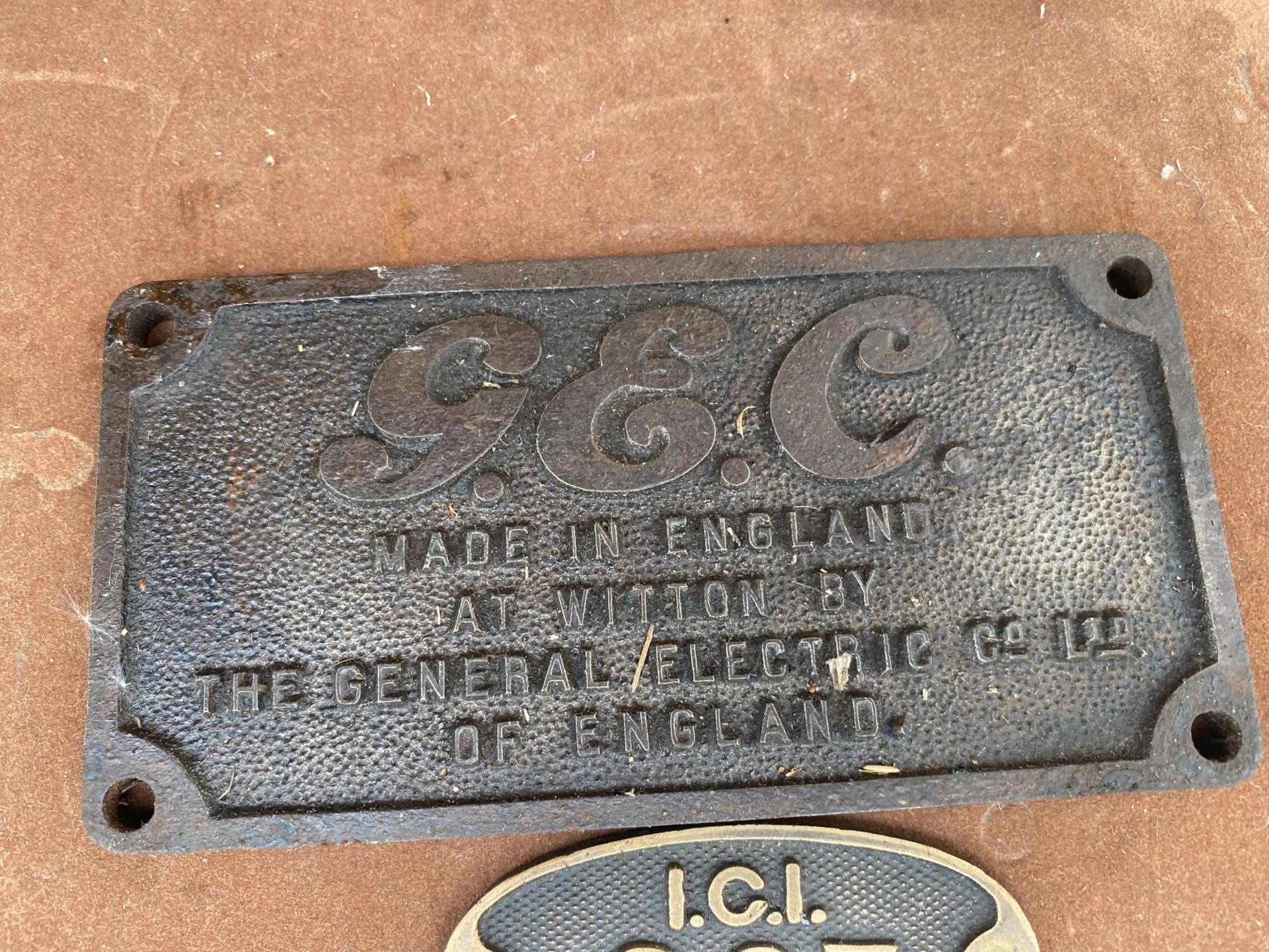TWO VINTAGE METAL PLAQUES TO INCLUDE ONE BEARING THE INITIALS 'G.E.C' - Image 2 of 4