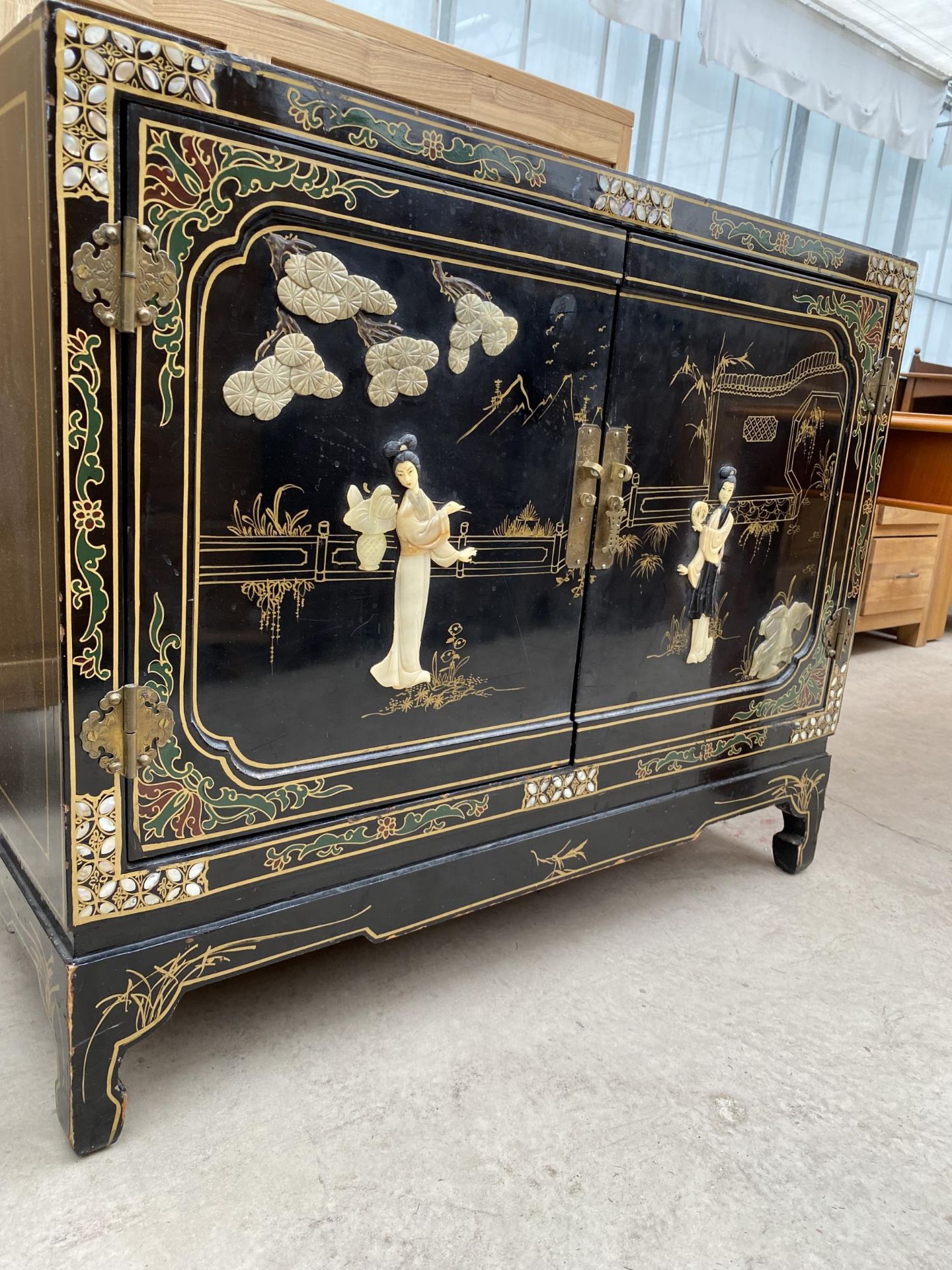 A MODERN TWO DOOR SIDE CABINET WITH APPLIED AND PAINTED CHINOISERIE DECORATION, 30" WIDE - Image 3 of 8