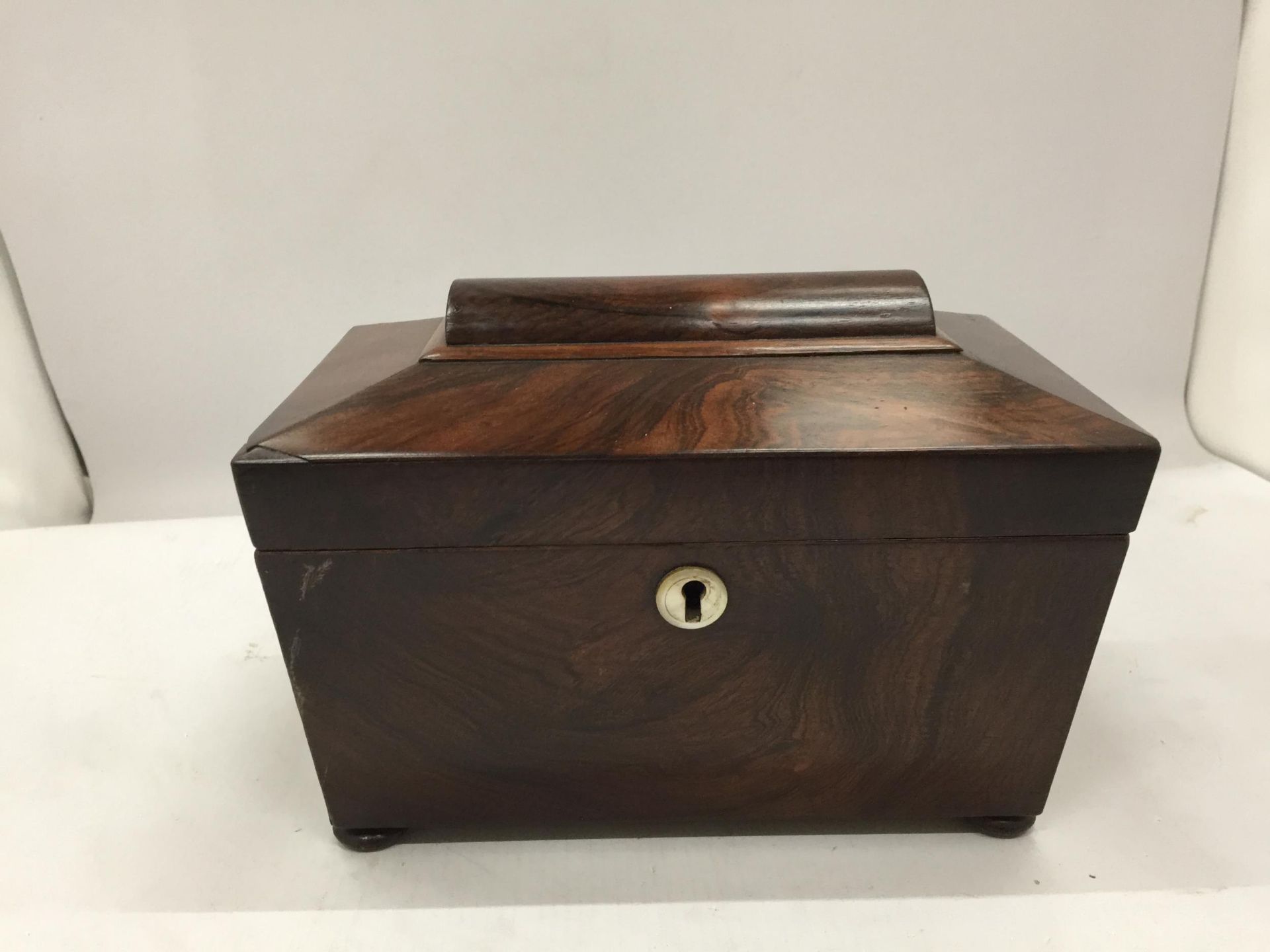 A VICTORIAN MAHOGANY TEA CADDY WITH TWO INNER COMPARTMENTS - Image 2 of 4