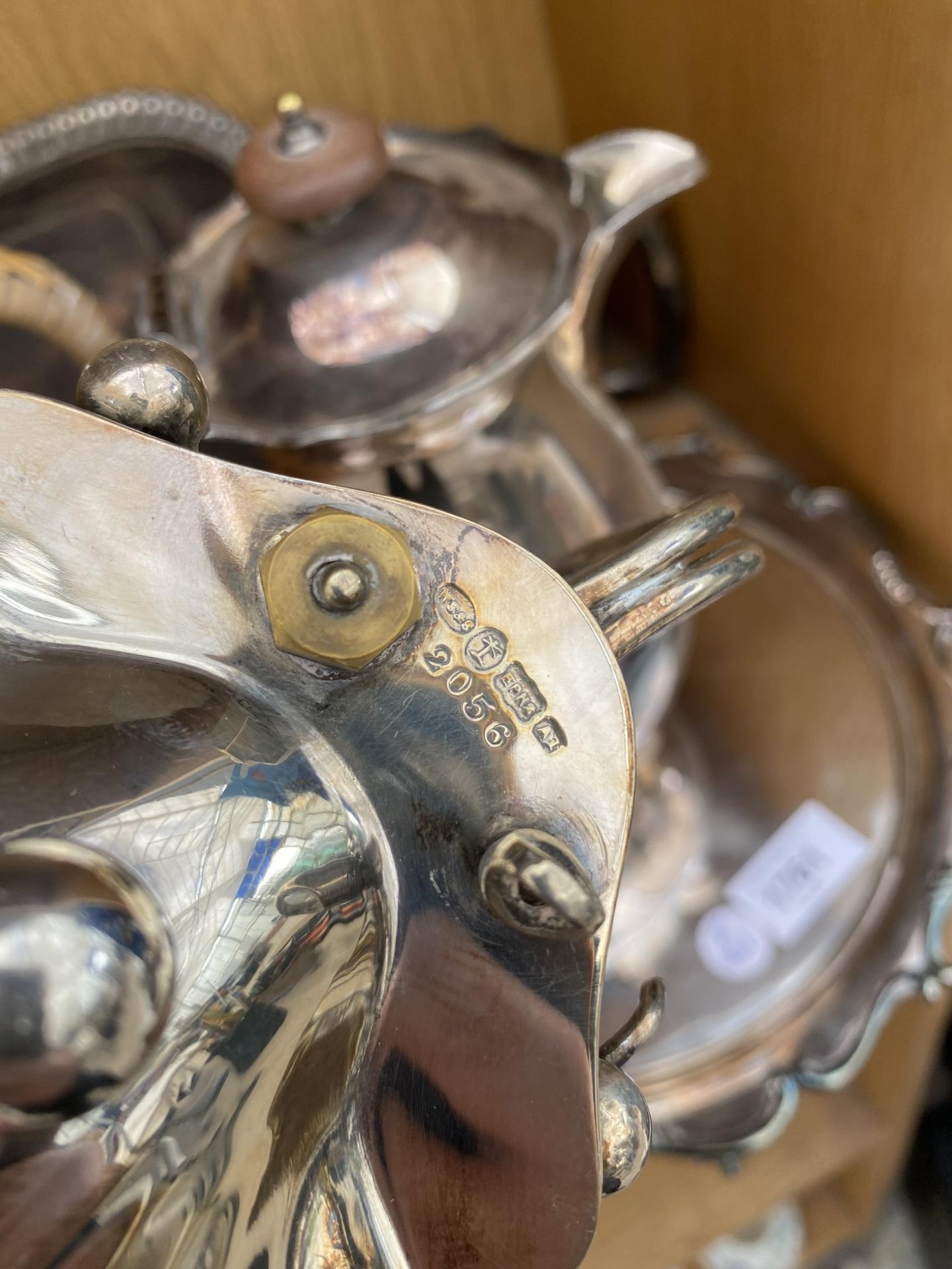 A MIXED LOT OF VINTAGE SILVER PLATED ITEMS TO INCLUDE SALVER WITH BALL AND CLAW FEET, COFFEE POT ETC - Image 8 of 11