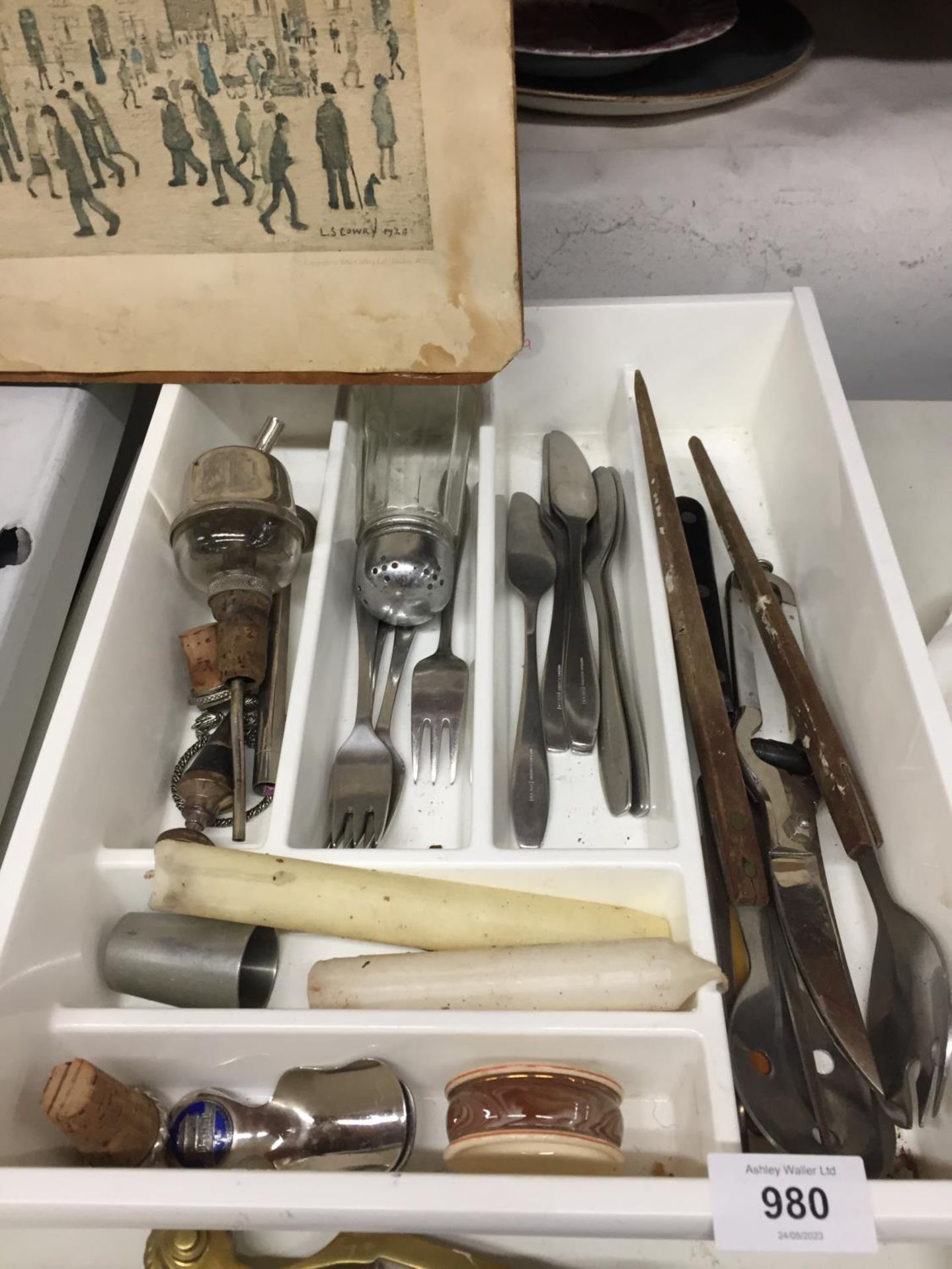 A QUANTITY OF FLATWARE IN A TRAY TO INCLUDE SALAD SERVERS, KNIVES, FORKS, TEA CADDY SPOONS, BOTTLE