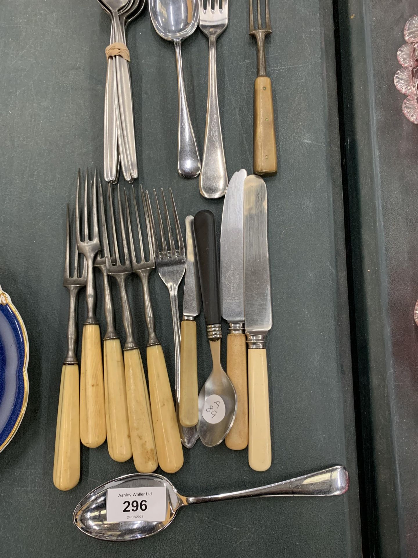 A MIXED GROUP OF VINTAGE FLATWARE, CORKSCREW, SILVER PLATED MIRROR ETC - Image 4 of 4