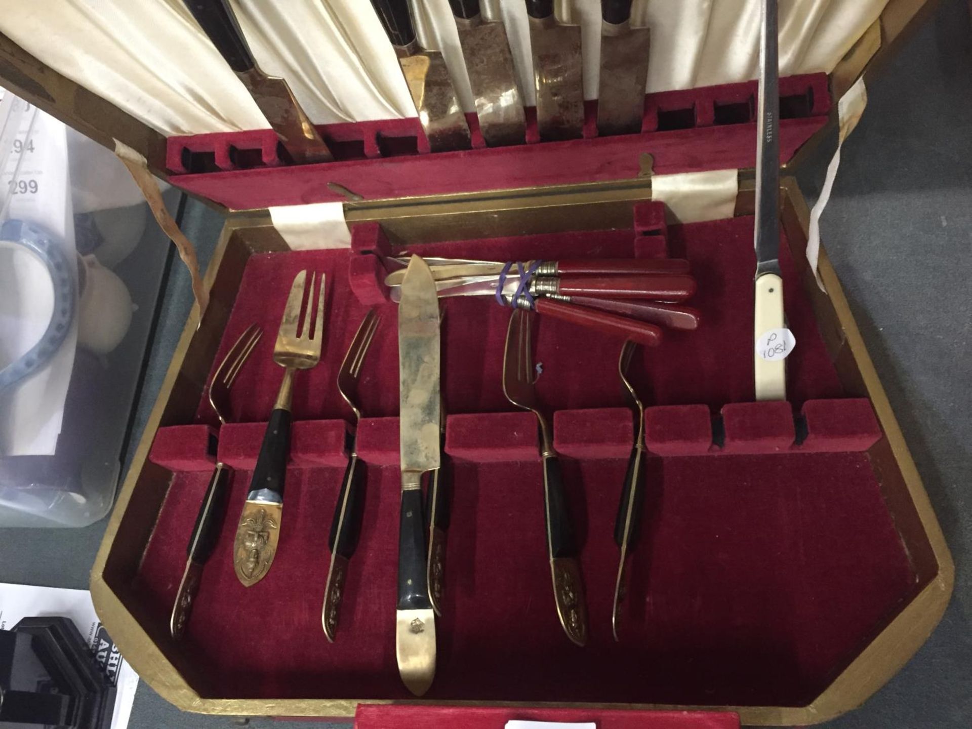 A BOXED PART CANTEEN OF CUTLERY WITH BRASS BOWLS AND ORIENTAL DESIGN TO THE HANDLES PLUS LARGE - Image 3 of 4