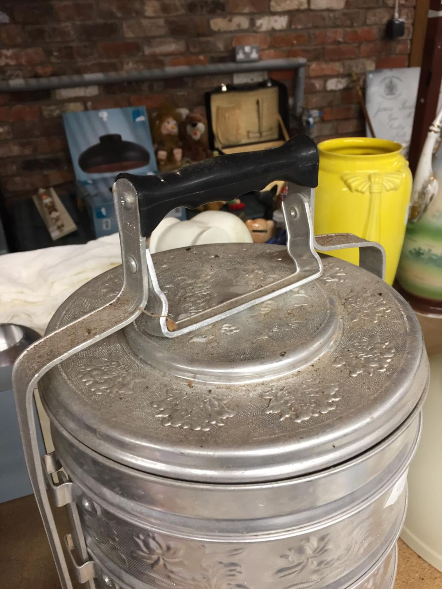 A WHITE METAL LIDDED CONTAINER WITH HANDLE HEIGHT 27CM - Image 3 of 3