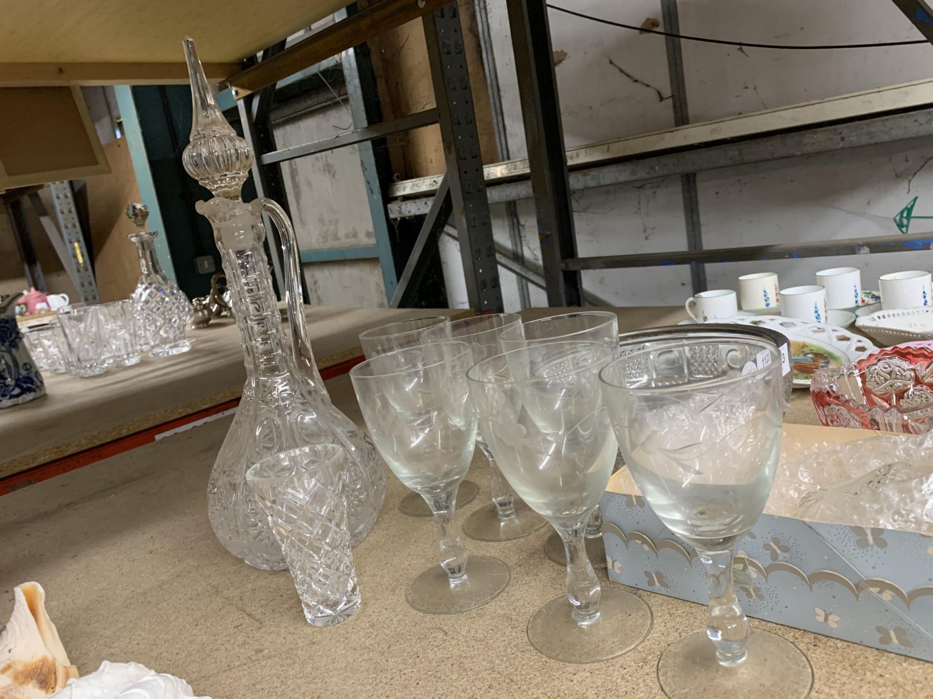 A GROUP OF GLASSWARE TO INCLUDE DECANTER, BOHEMIAN CUT GLASS BOWL, ETCHED WINE GLASSES ETC - Image 2 of 3