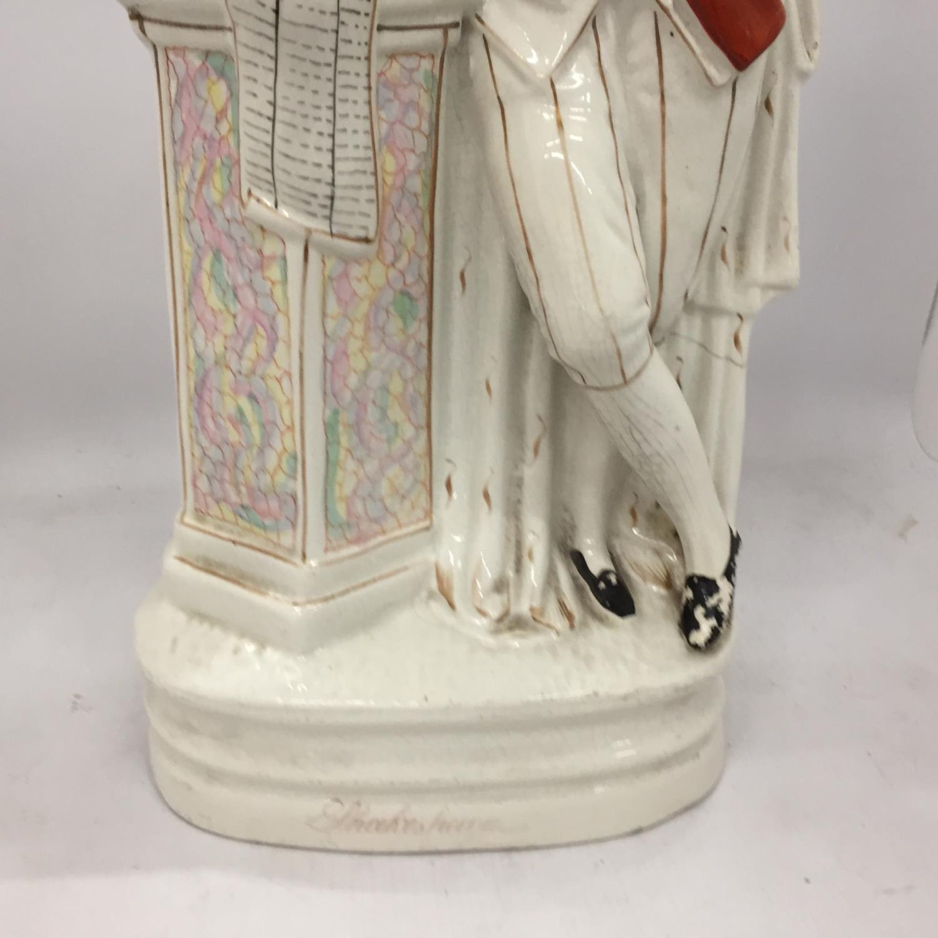 A LARGE ANTIQUE STAFFORDSHIRE FIGURE OF SHAKESPEARE HEIGHT 47CM - A/F MISSING ONE ARM - Image 3 of 6