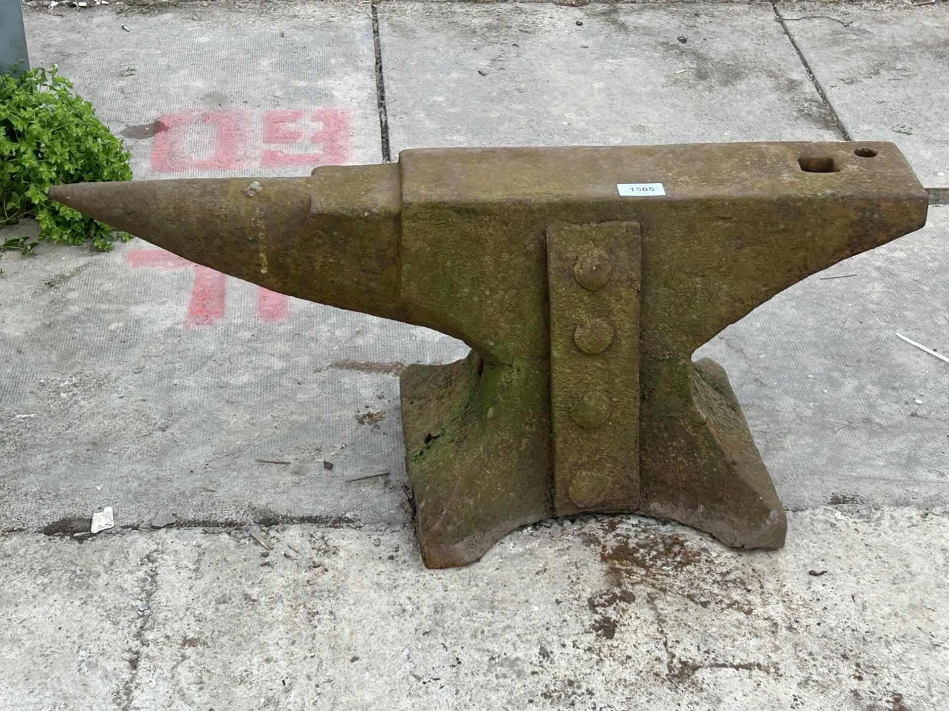 A VINTAGE CAST IRON BLACKSMITHS ANVIL (H:32CM L:74CM)