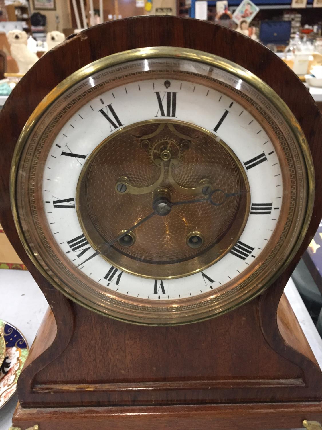 A LARGE VINTAGE MAHOGANY CASED MANTLE CLOCK WITH BRASS FEET HEIGHT 33CM - Image 3 of 5
