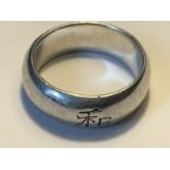 A HEAVY ORIENTAL SILVER RING SIZE M IN A PRESENTATION BOX