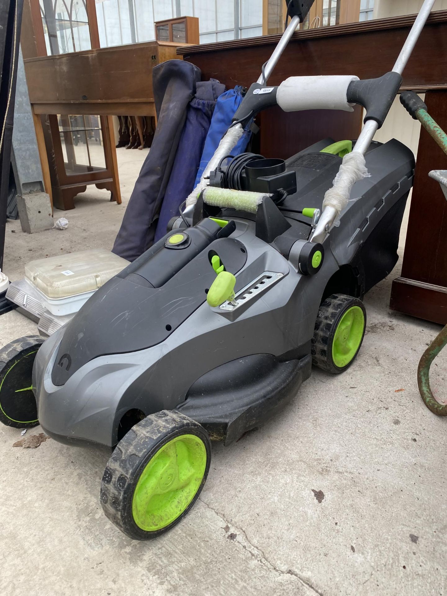 A BATTERY POWERED GTECH LAWN MOWER COMPLETE WITH CHARGER AND GRASS BOX - Image 3 of 3