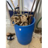 A PLASTIC BIN OF ASSORTED GARDEN TOOLS, ROPE ETC