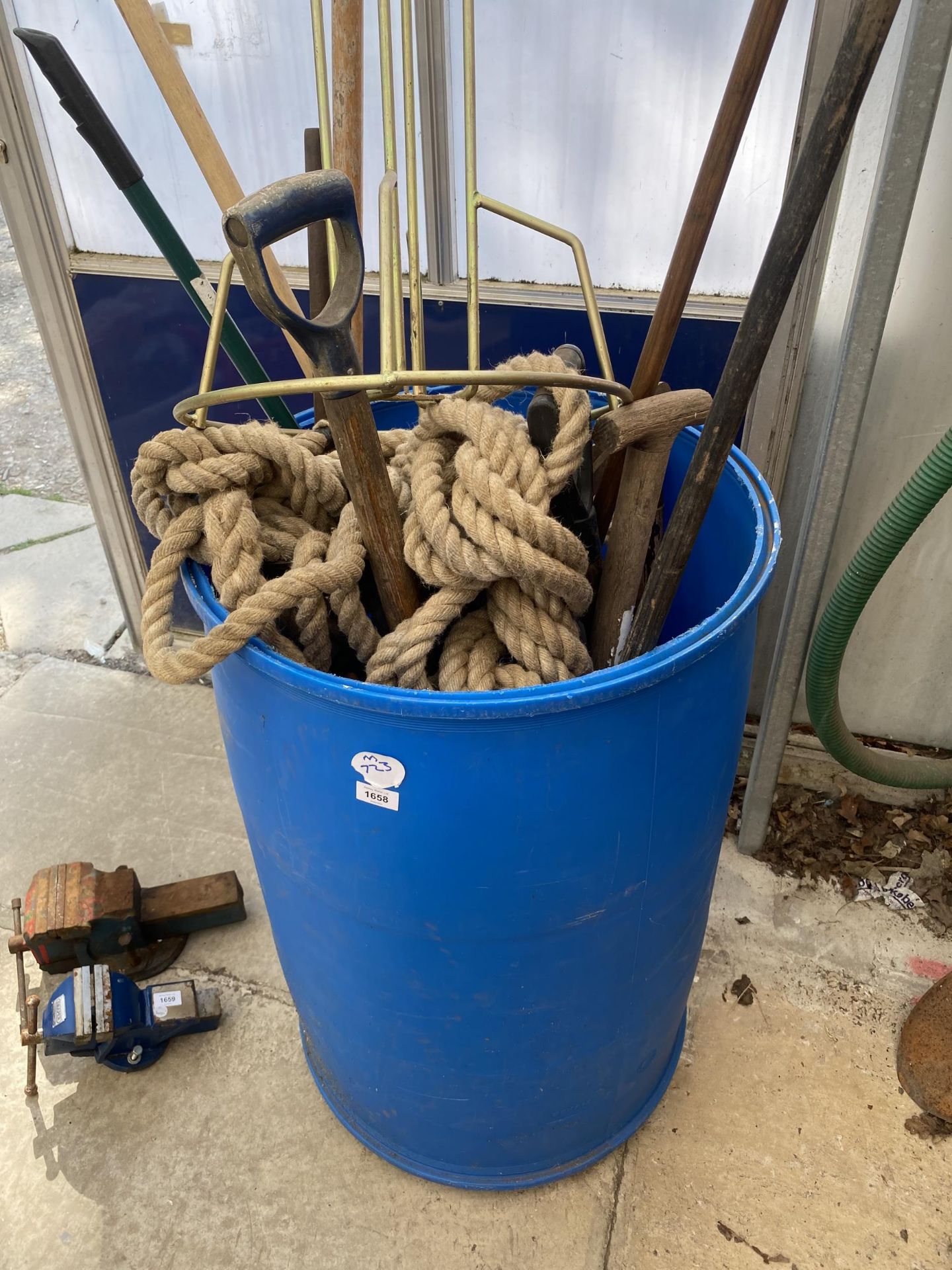 A PLASTIC BIN OF ASSORTED GARDEN TOOLS, ROPE ETC