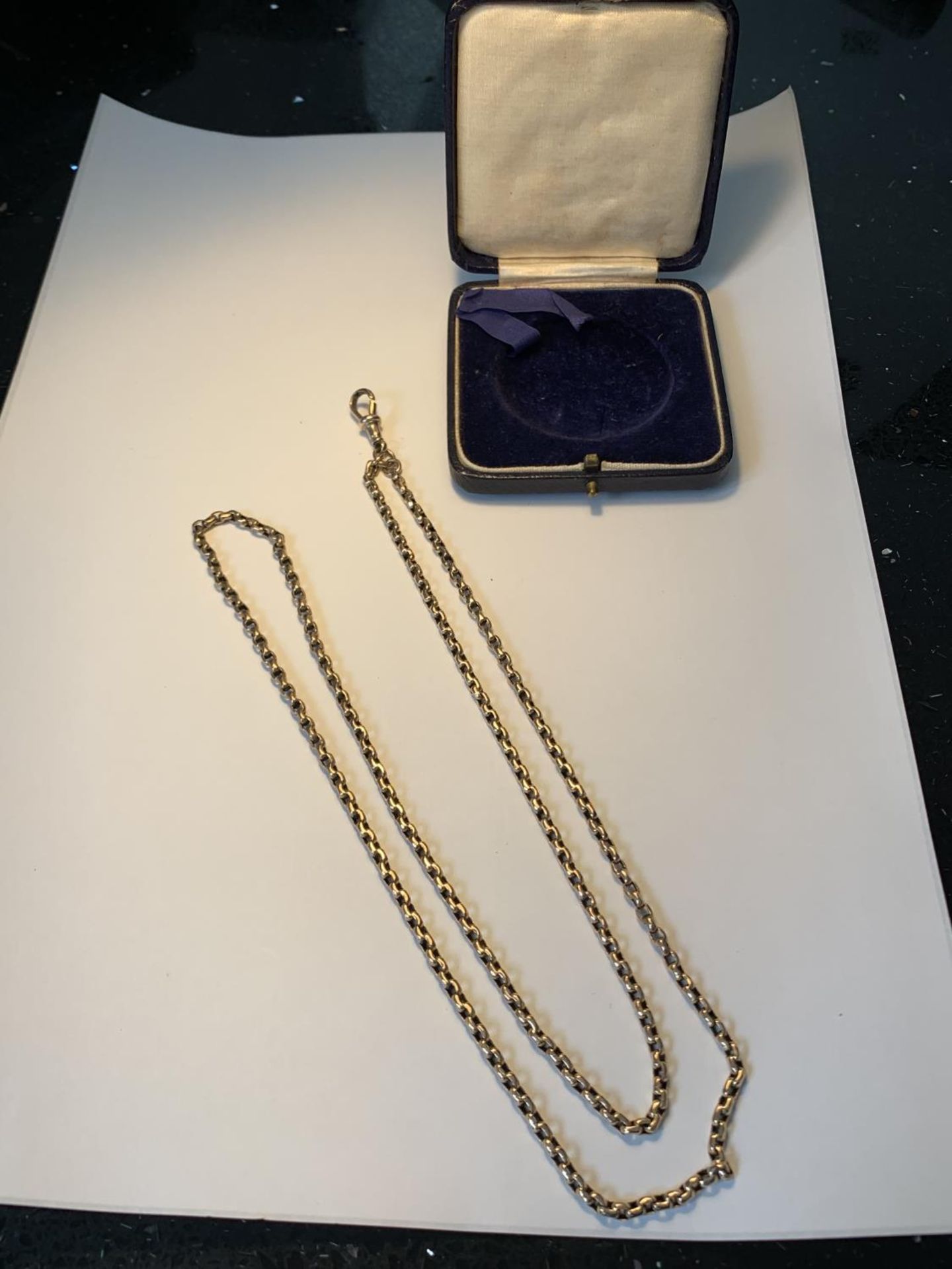 A 9 CARAT GOLD NECKLACE GROSS WEIGHT 14 GRAMS WITH A PRESENTATION BOX