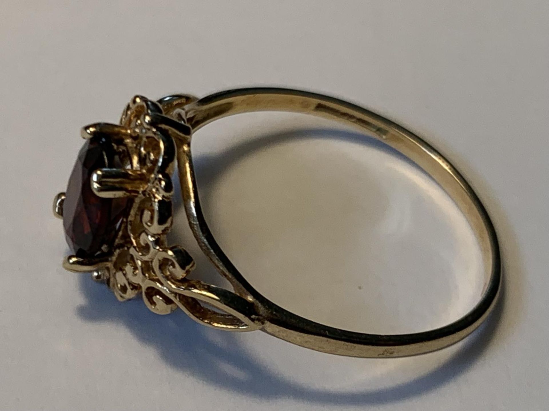A 9 CARAT GOLD RING WITH A CENTRE GARNET SIZE P GROSS WEIGHT 1.57 GRAMS IN A PRESENTATION BOX - Image 2 of 4