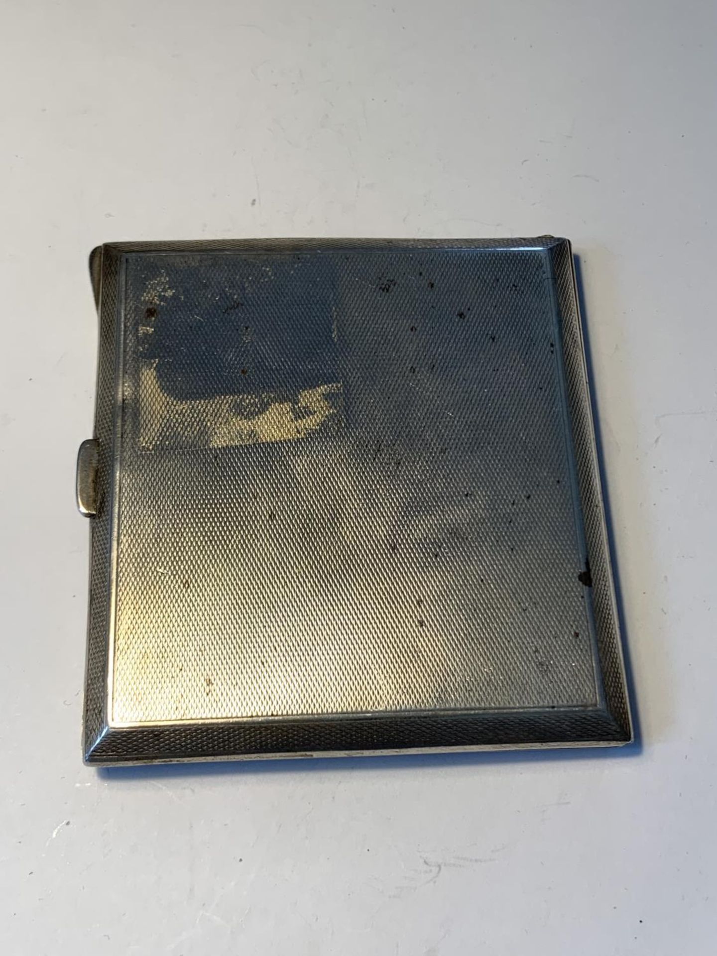 A HALLMARKED BIRMINGHAM 1919 SILVER CIGARETTE CASE GROSS WEIGHT 88.2 GRAMS - Image 2 of 4
