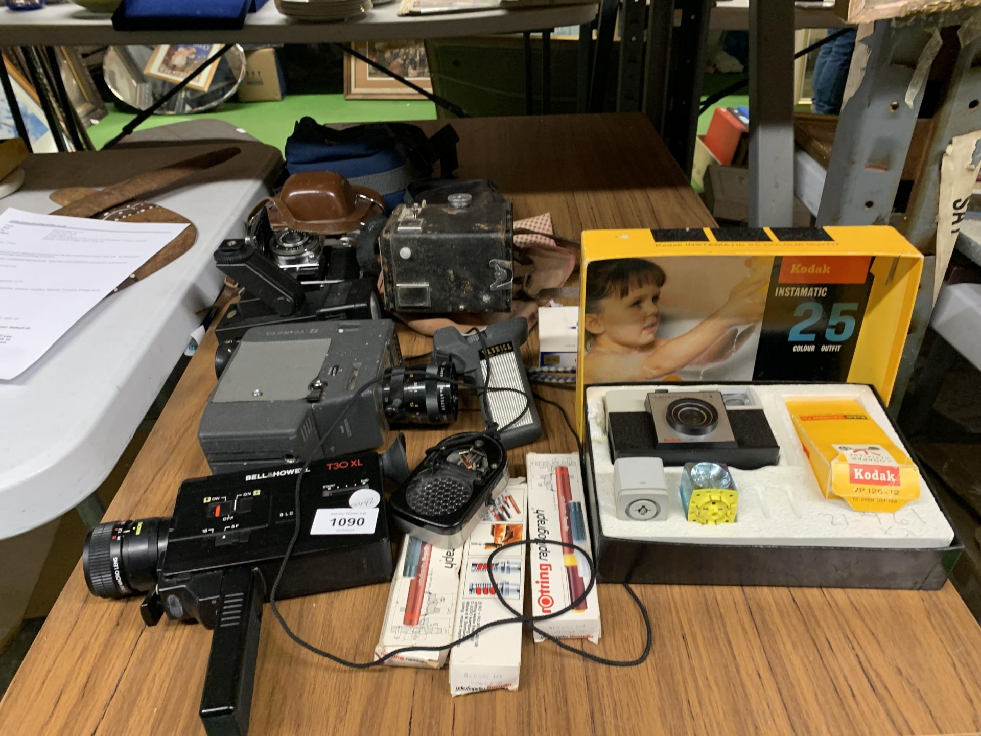 A MIXED GROUP OF CAMERAS AND FURTHER ITEMS, BOXED KODAK INSTAMATIC 25 ETC
