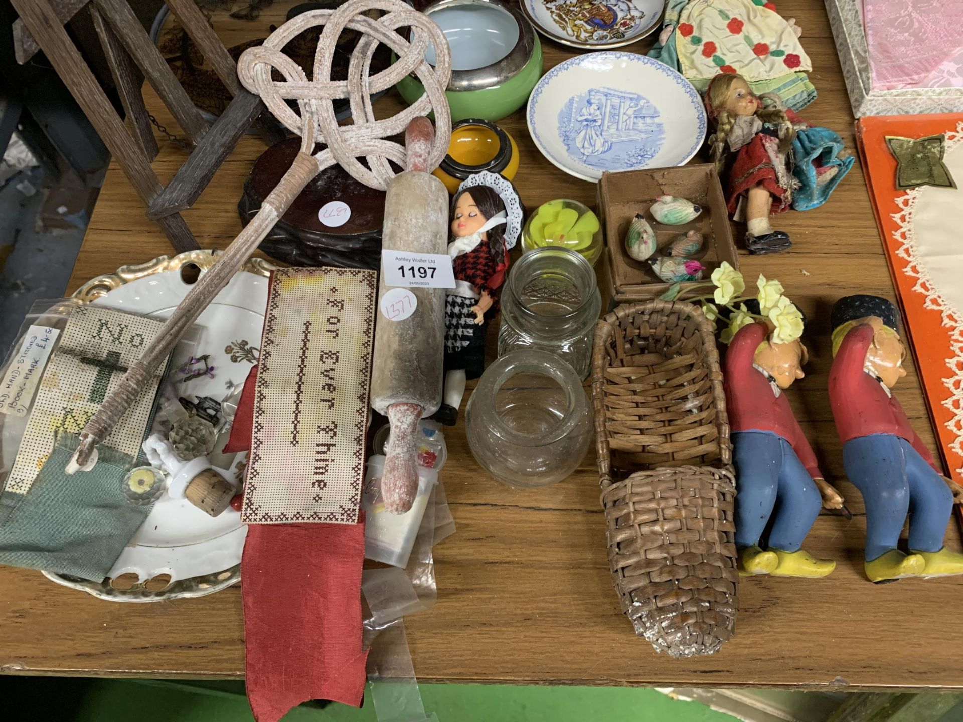 A MIXED LOT TO INCLUDE VINTAGE DOLLS, WOODEN EASEL ETC - Image 3 of 4