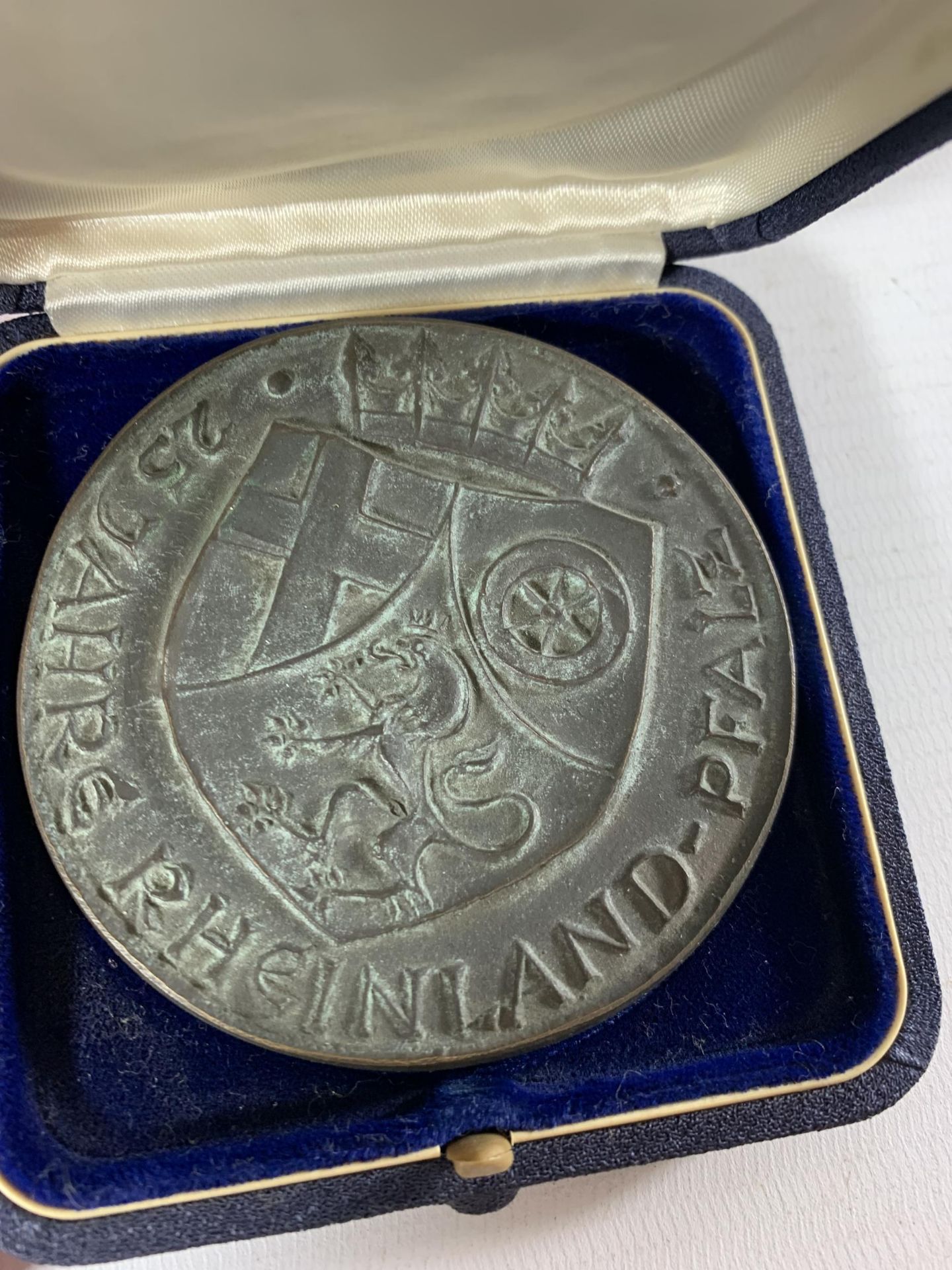 * A LARGE CASED PORTUGUESE BRONZE MEDAL AND A LARGE GERMAN BRONZE MEDAL AND A SHAKESPEARE MEDAL (3) - Image 4 of 6