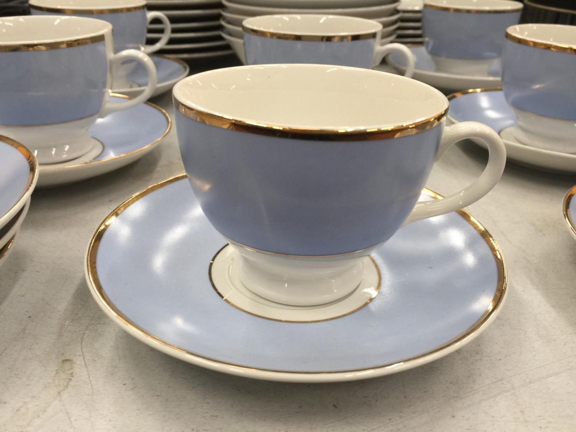 A MODERN DOULTON BLUE AND WHITE PART DINNNER SERVICE - Image 2 of 5