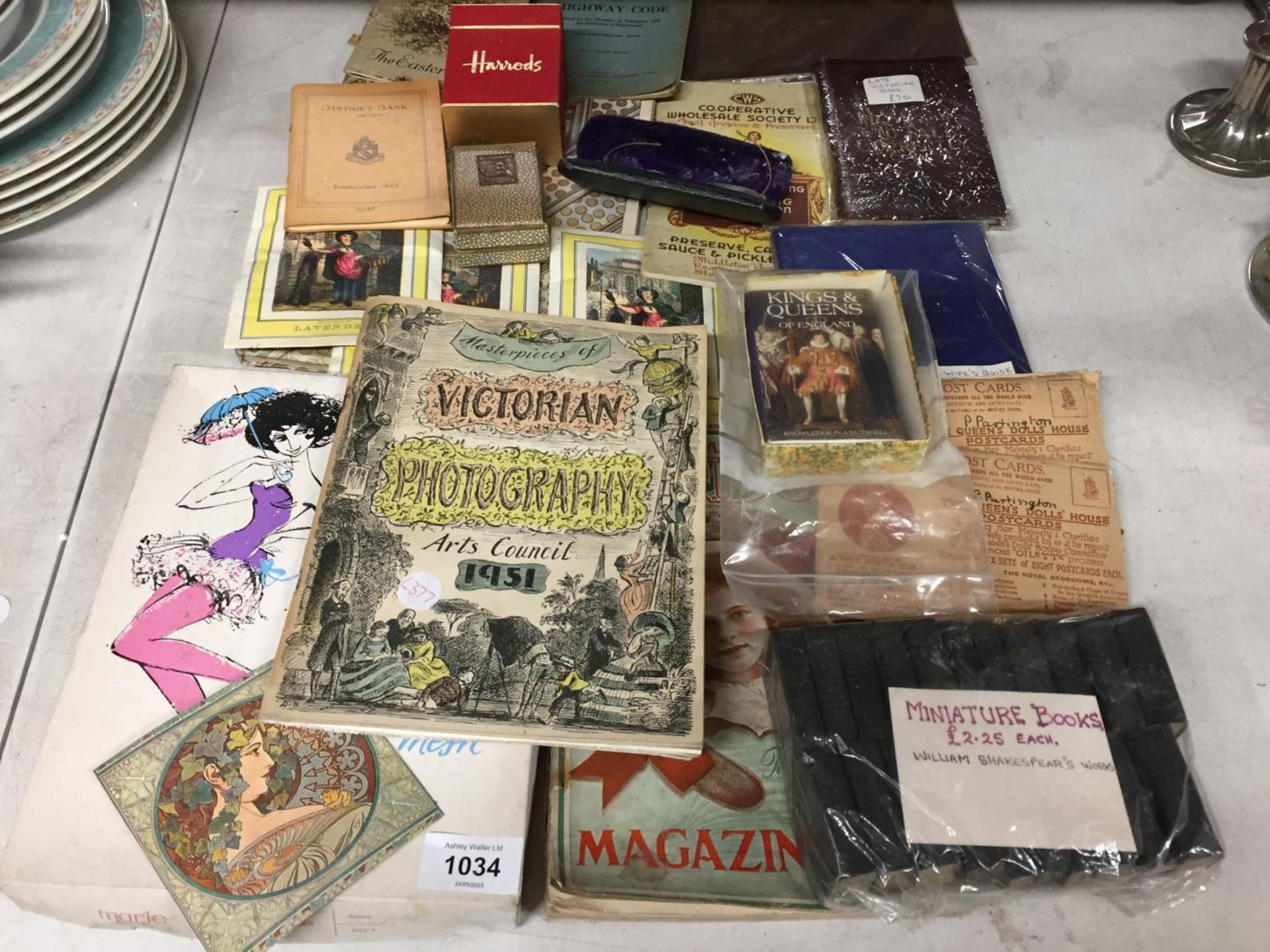 A MIXED LOT TO INCLUDE VINTAGE STOCKINGS IN PACKAGING, HARRODS PLAYING CARDS, MINIATURE - Image 3 of 4