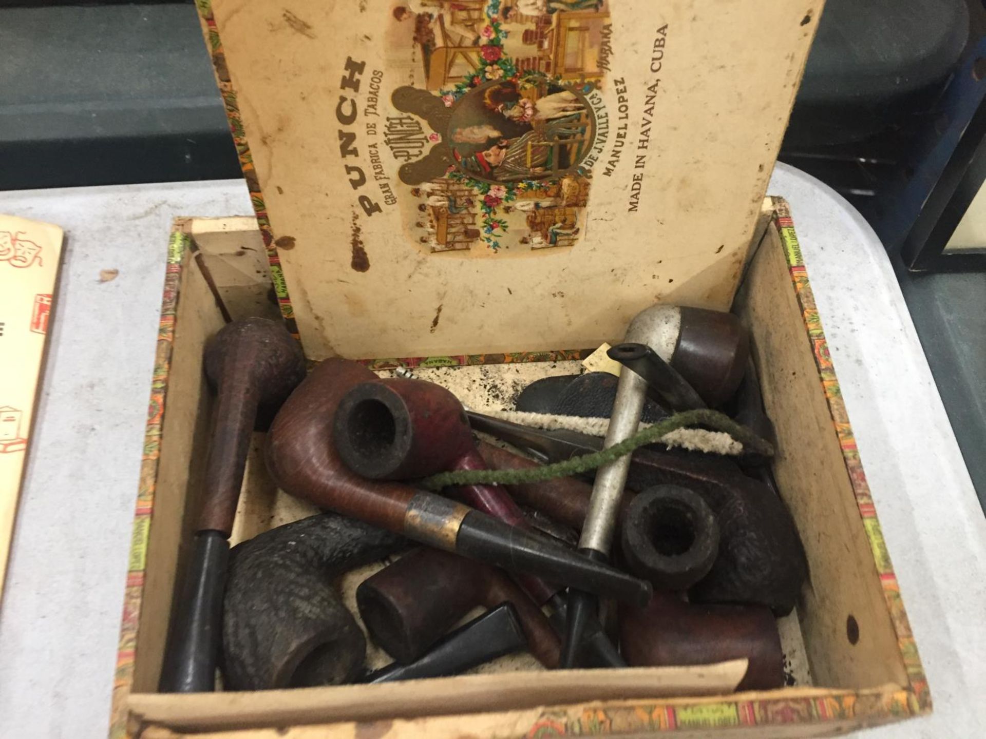 A QUANTITY OF VINTAGE PIPES PLUS LIGHTERS AND CIGAR BOXES - Image 3 of 4