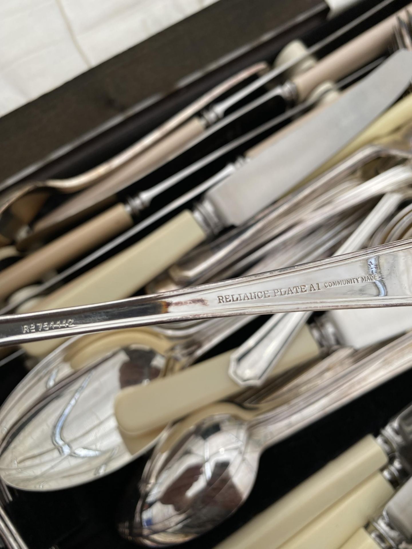 A SILVER PLATED CANTEEN OF CUTLERY AND FURTHER LOOSE CUTLERY - Image 3 of 4