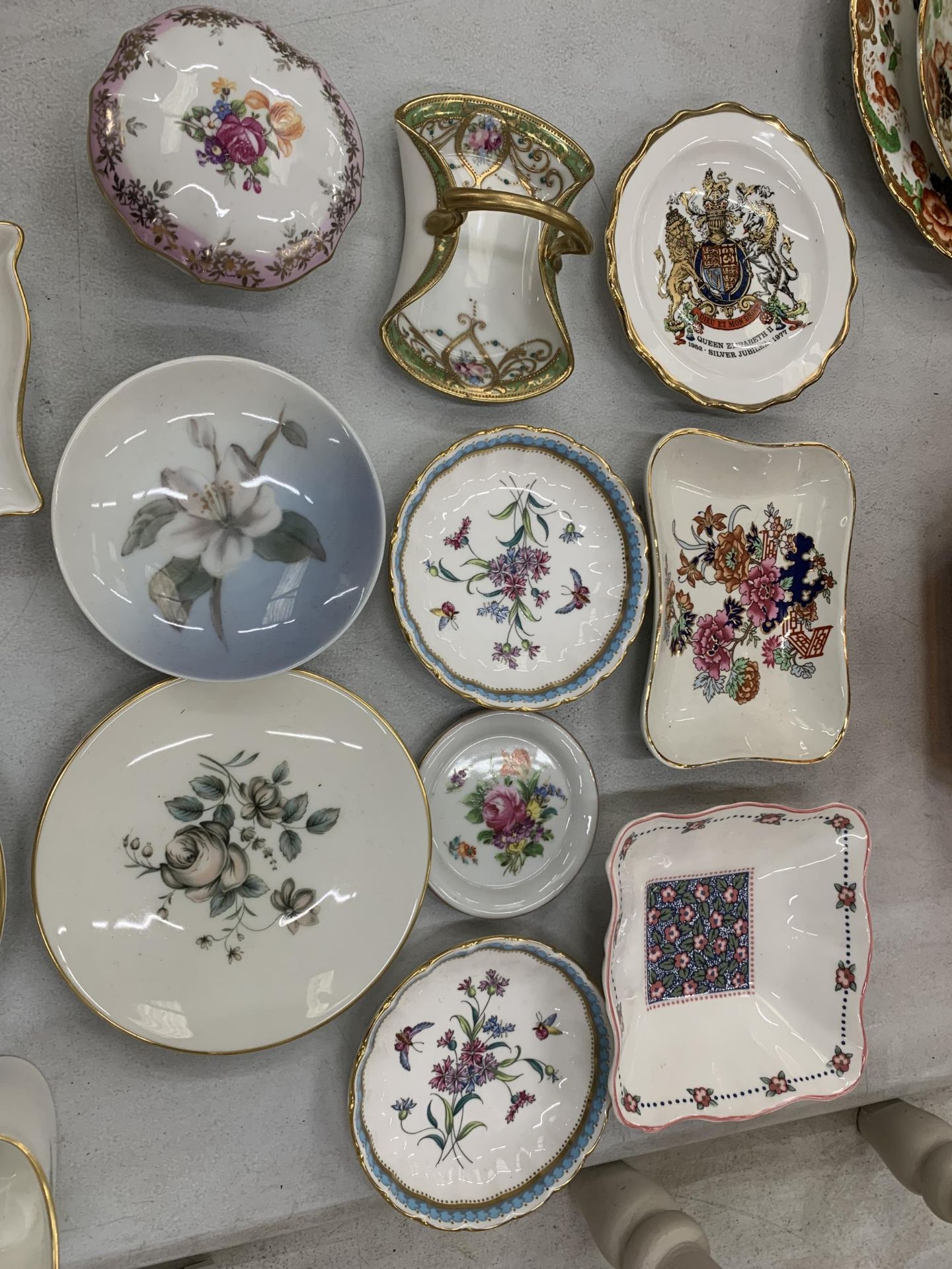 A QUANTITY OF TRINKET PLATES AND PIN DISHES TO INCLUDE ROYAL COPENHAGEN, MASON'S, ROYAL ALBERT, - Image 2 of 5