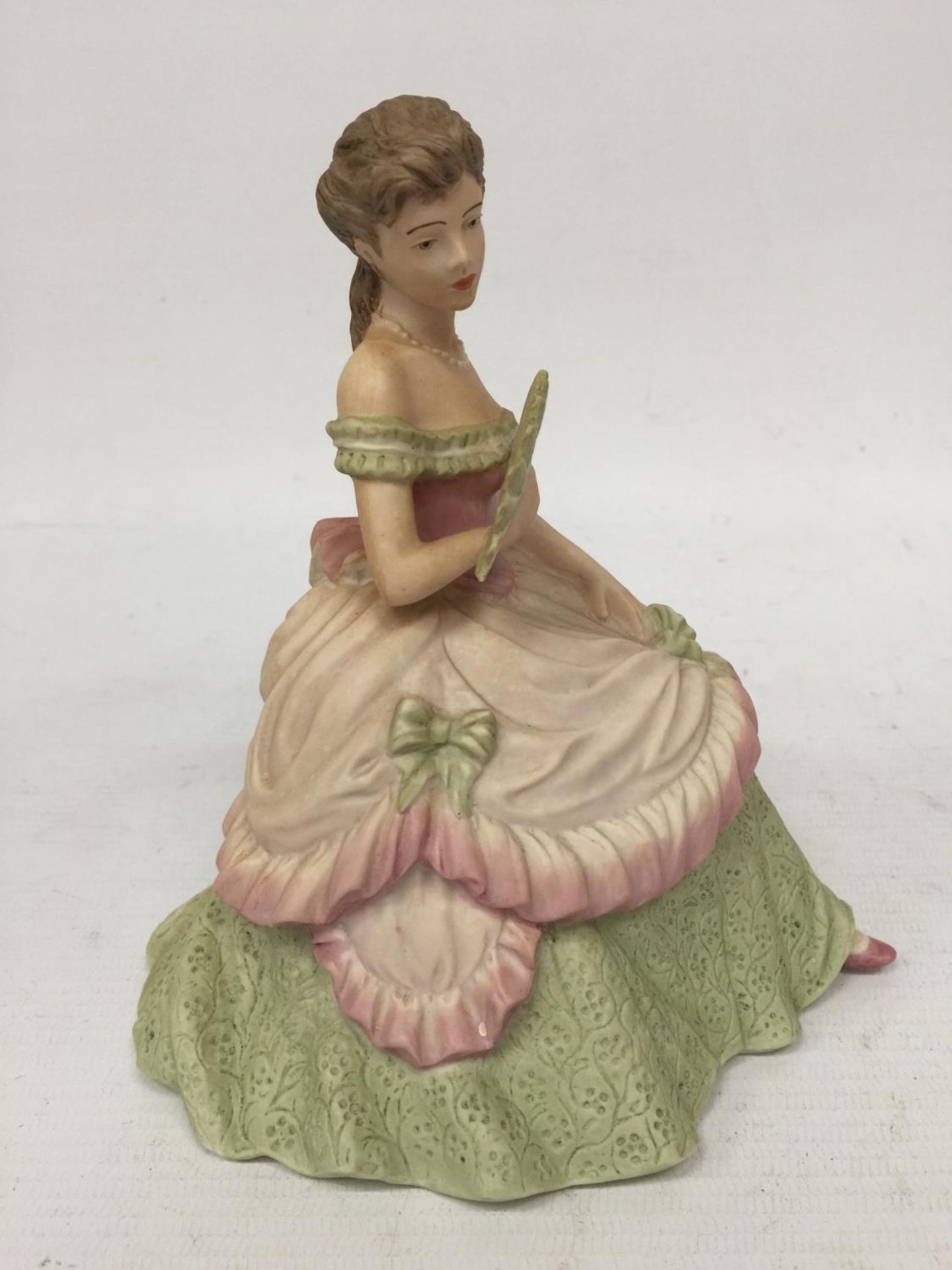 A COALPORT FIGURINE "INTERLUDE" FROM THE AGE OF ELEGANCE COLLECTION 1991 WITH A MATT FINISH - 17 CM - Image 2 of 5