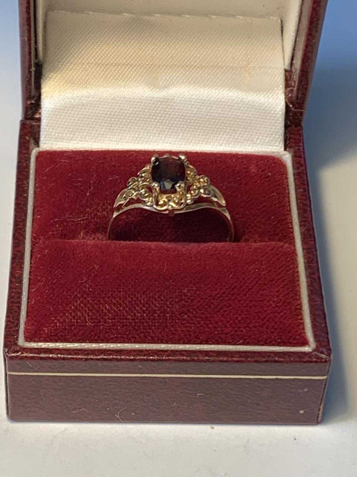 A 9 CARAT GOLD RING WITH A CENTRE GARNET SIZE P GROSS WEIGHT 1.57 GRAMS IN A PRESENTATION BOX - Image 4 of 4