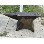 A SMALL VINTAGE CAST IRON BLACKSMITHS ANVIL (H:22CM L:52CM)