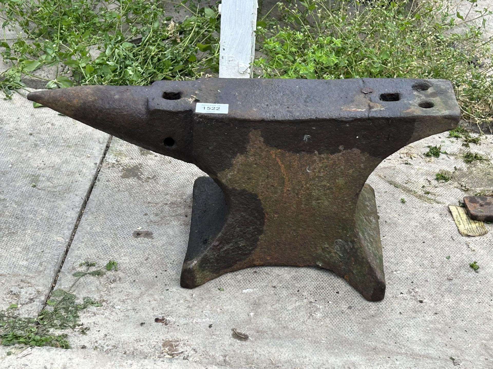 A SMALL VINTAGE CAST IRON BLACKSMITHS ANVIL (H:22CM L:52CM)