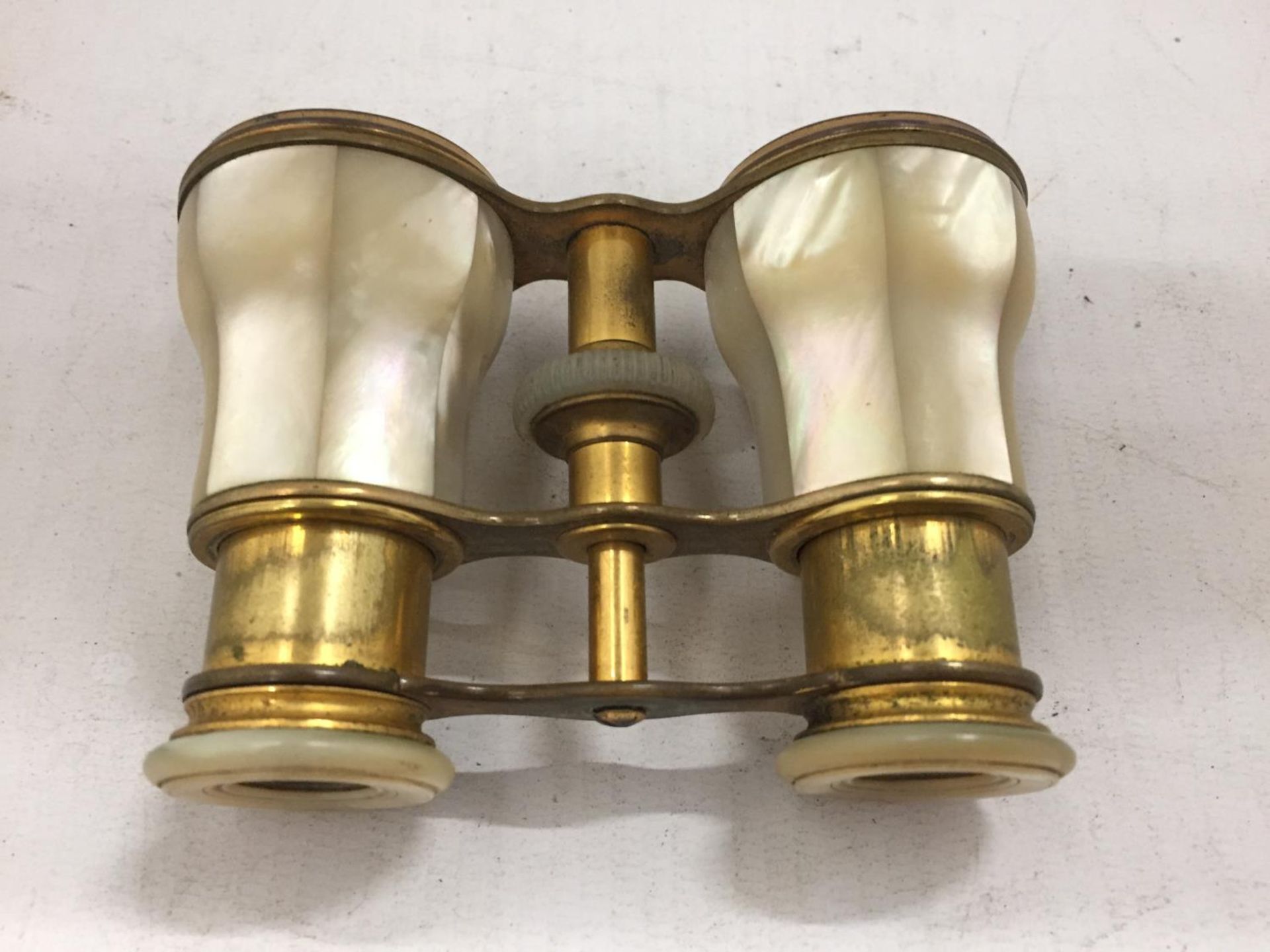 A PAIR OF MOTHER OF PEARL OPERA GLASSES - Image 3 of 3