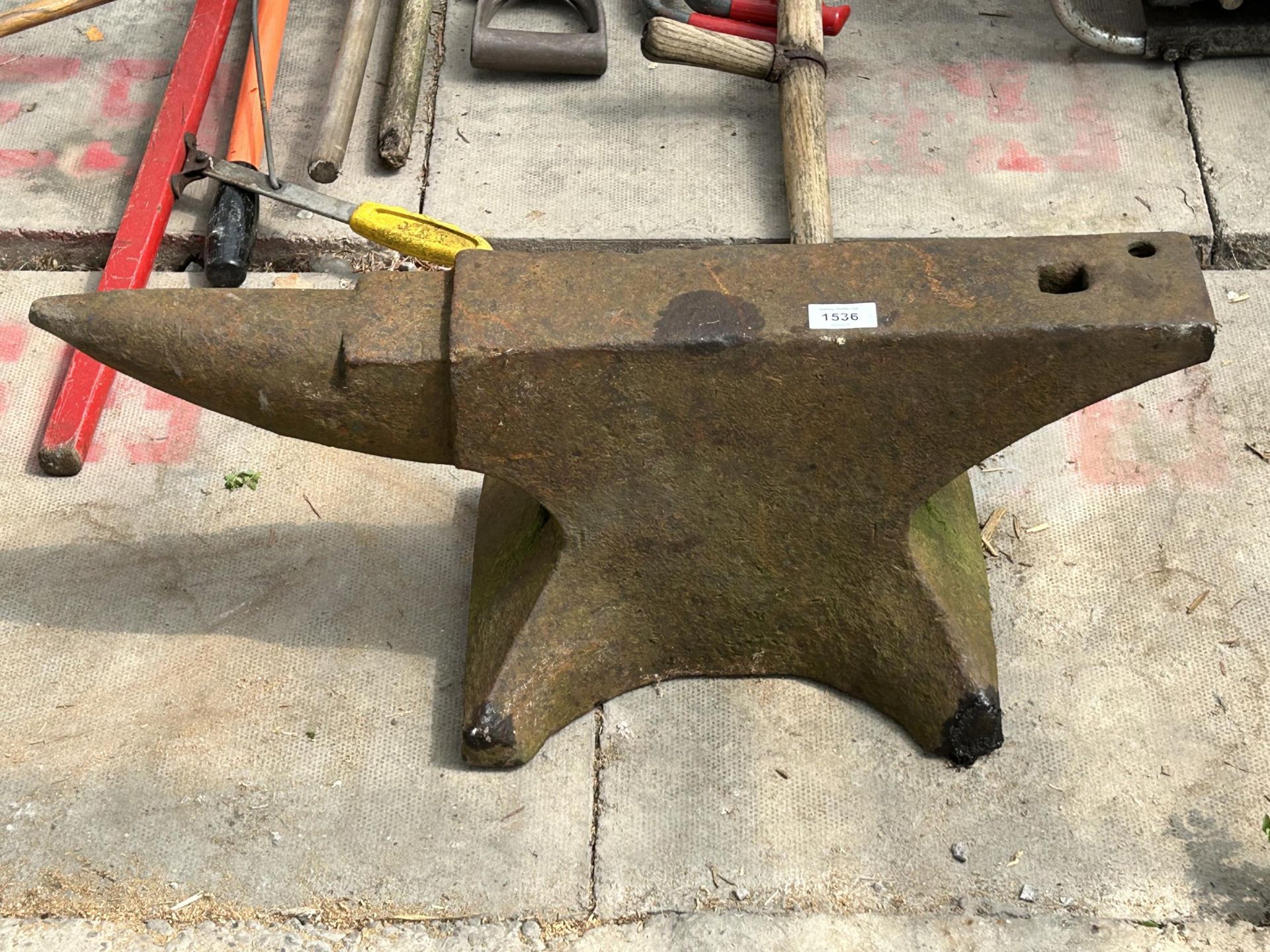 A VINTAGE CAST IRON BLACKSMITHS ANVIL (H:26CM L:68CM)