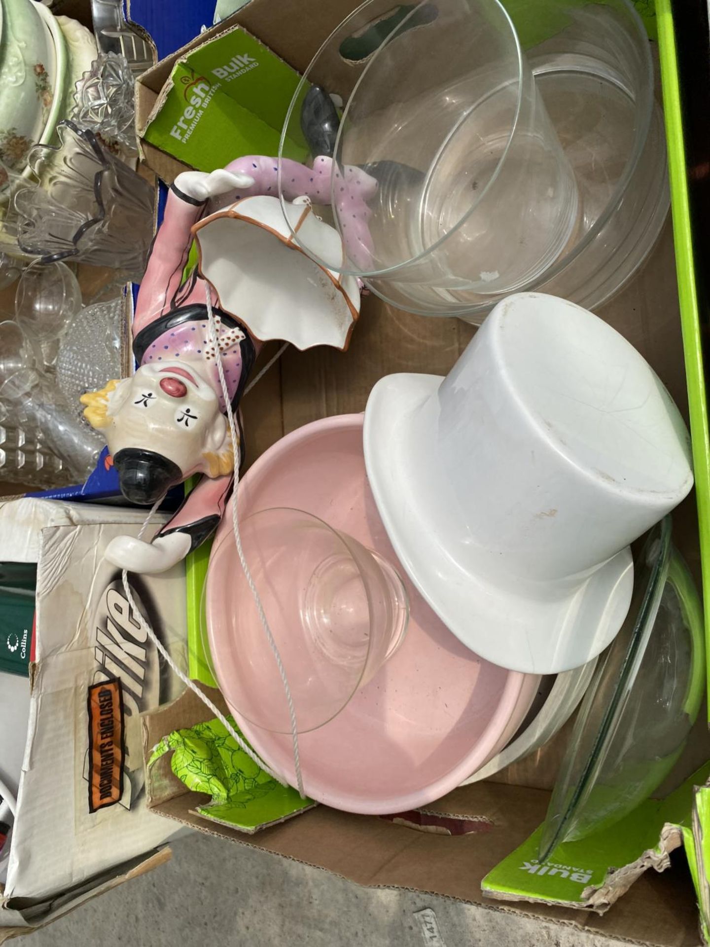 AN ASSORTMENT OF HOUSEHOLD CLEARANCE ITEMS TO INCLUDE CERAMICS AND GLASS WARE ETC - Image 4 of 4