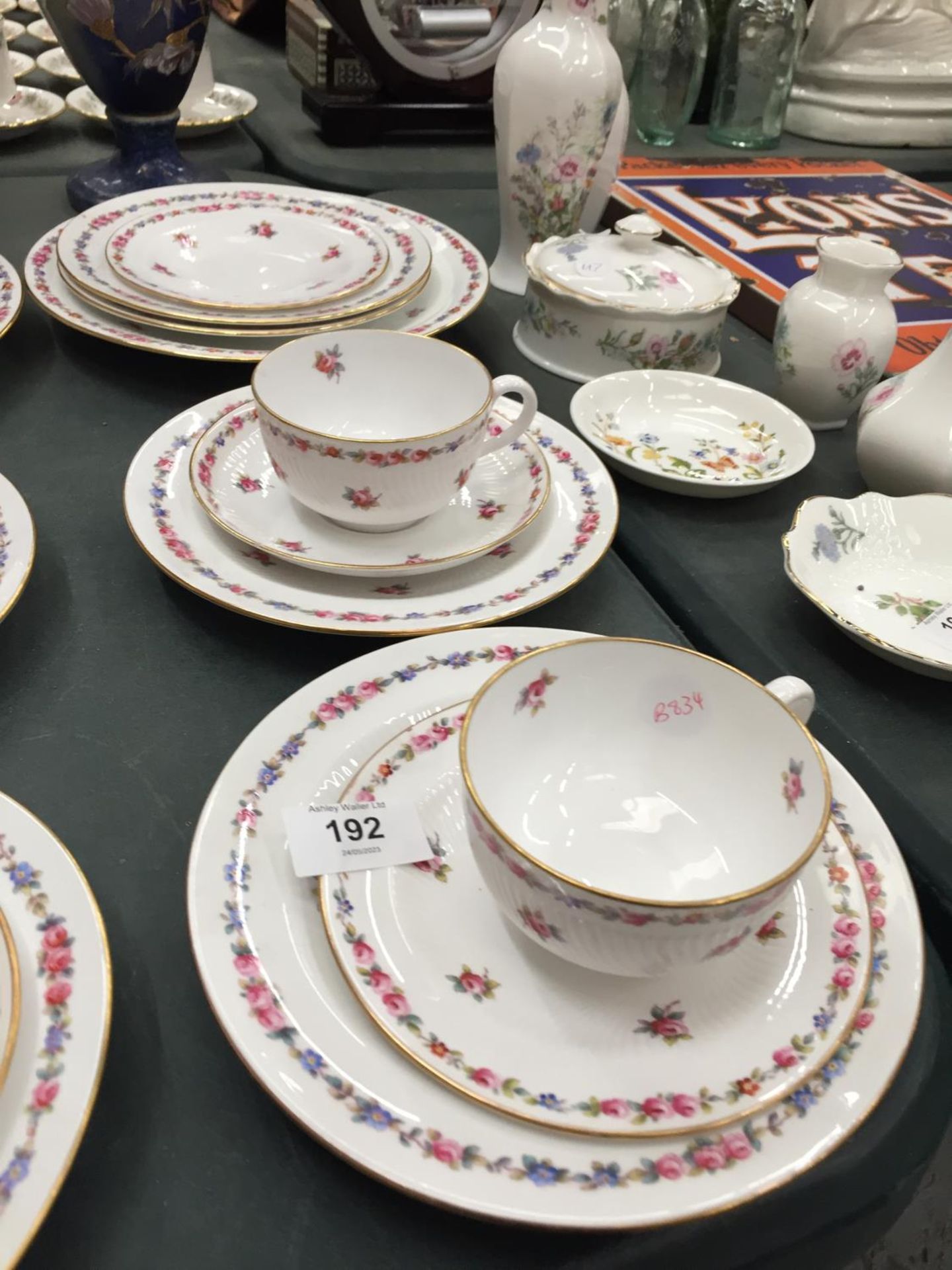 A QUANTITY OF 19TH CENTURY COPELAND SPODE CUPS, SAUCERS AND PLATES PLUS A MUFFIN DISH WITH CABBAGE - Image 3 of 4