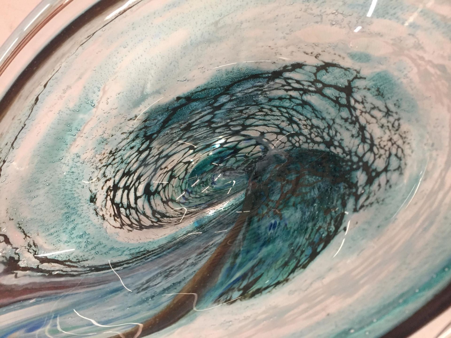 A LARGE ABSTRACT ART GLASS BOWL IN THE MURANO STLYE, INDISTINCTLY SIGNED, DATED 2010 - Image 4 of 4