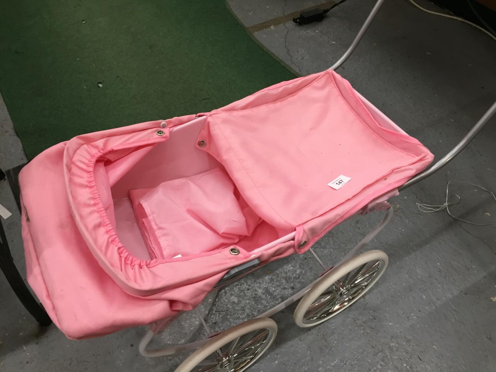 A BABY ROYALE PINK PRAM - Image 3 of 4