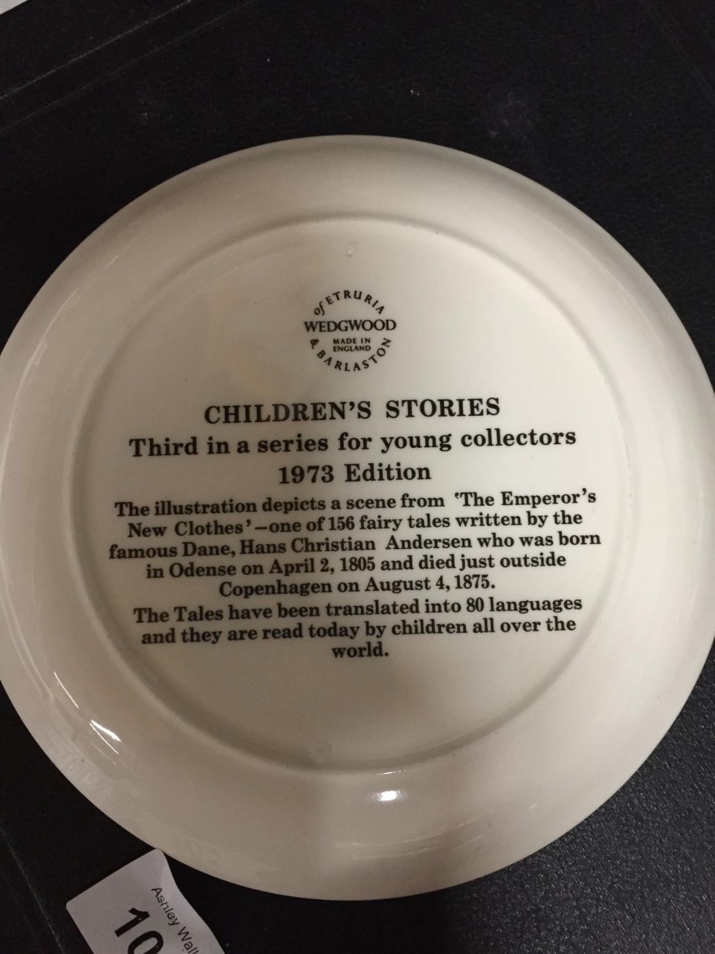 A COLLECTION OF SMALL WEDGWOOD CABINET PLATES 'CHILDREN'S STORIES' WITH STORY BOOKS PLUS A - Image 5 of 5