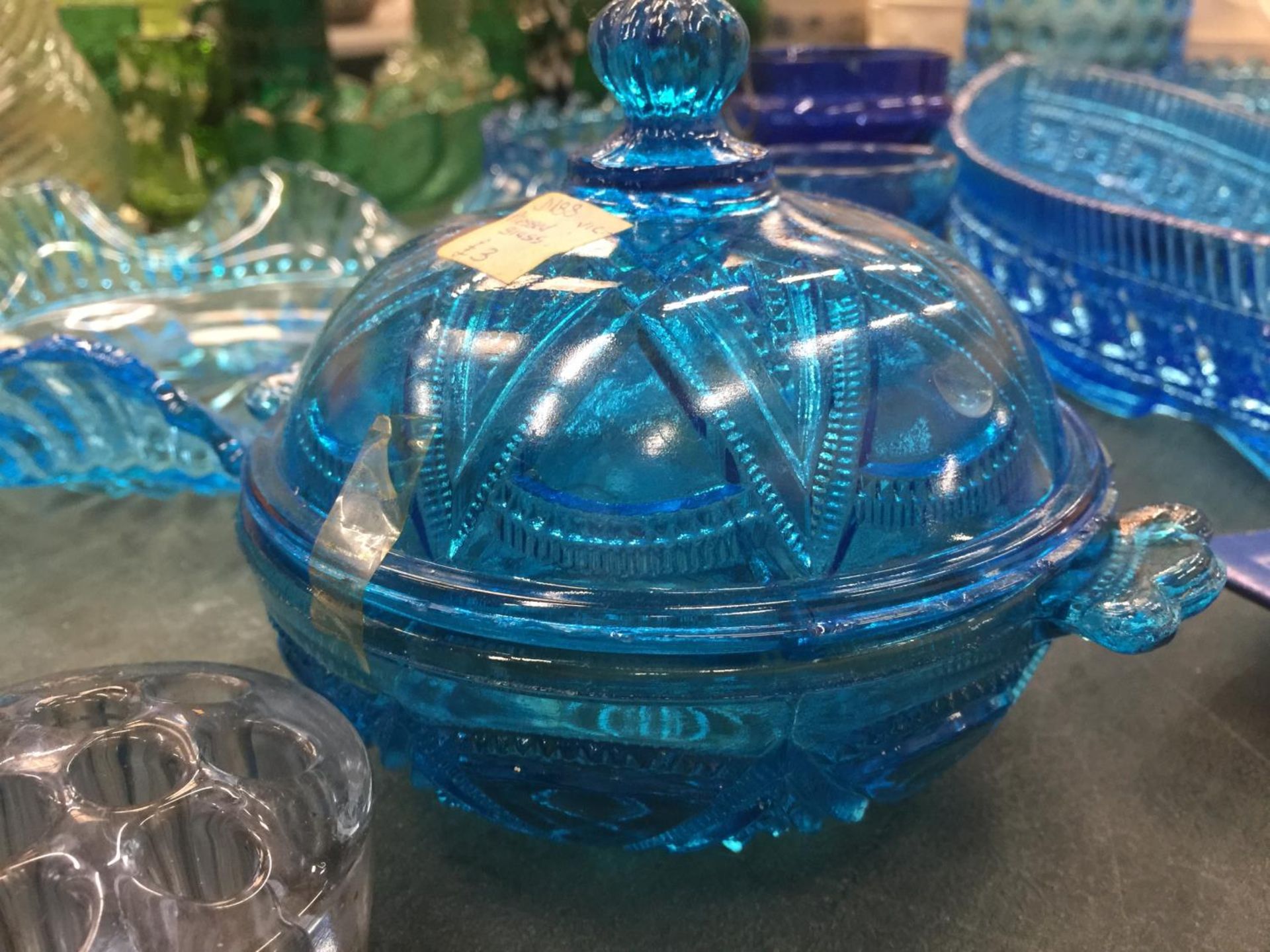 A QUANTITY OF BLUE COLOURED GLASSWARE TO INCLUDE BOWLS, VASES, ETC - Image 5 of 5