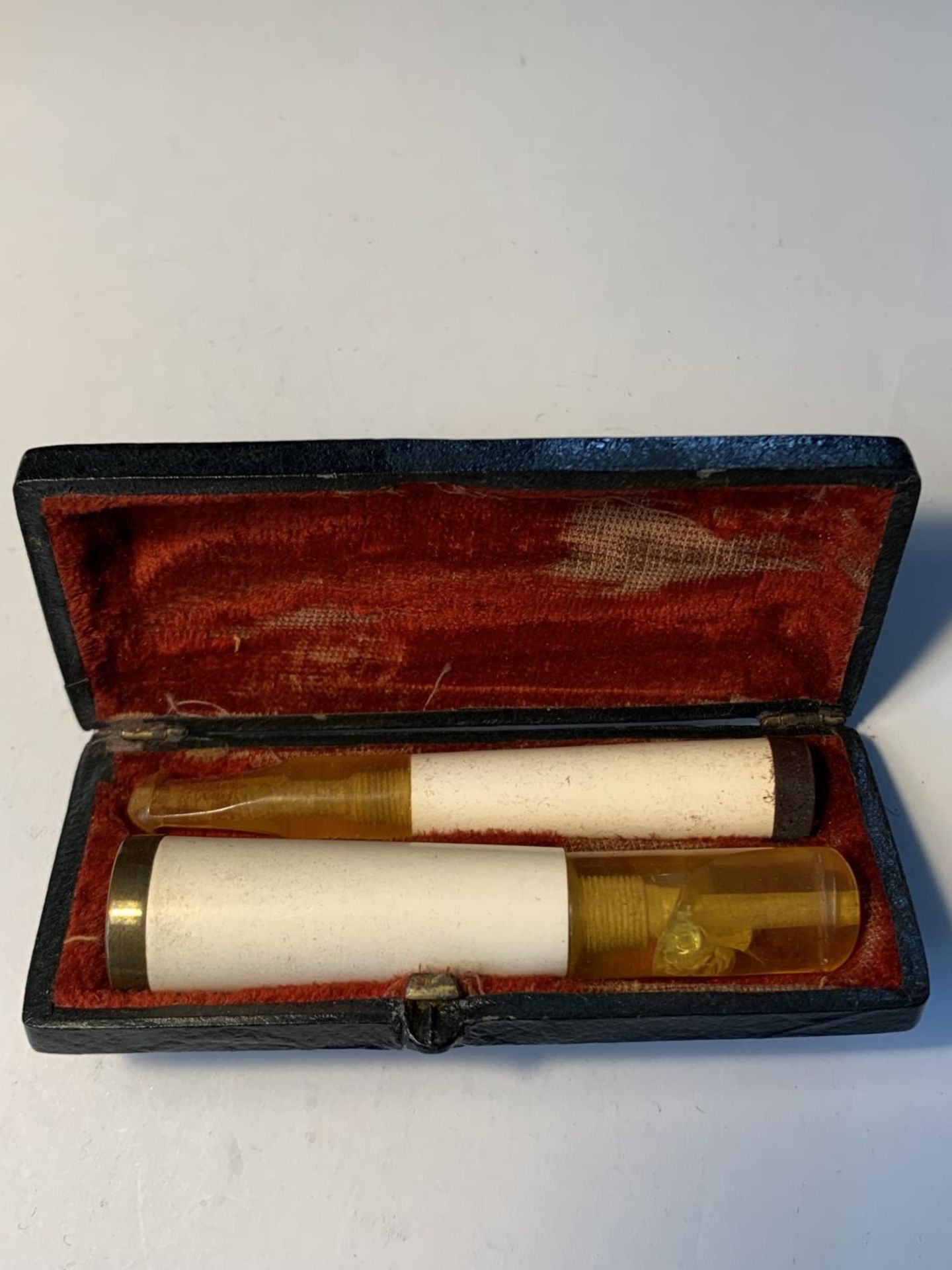 AN AMBER AND MEERSHAM CIGAR AND CIGARETTE HOLDER IN ORIGINAL BOX