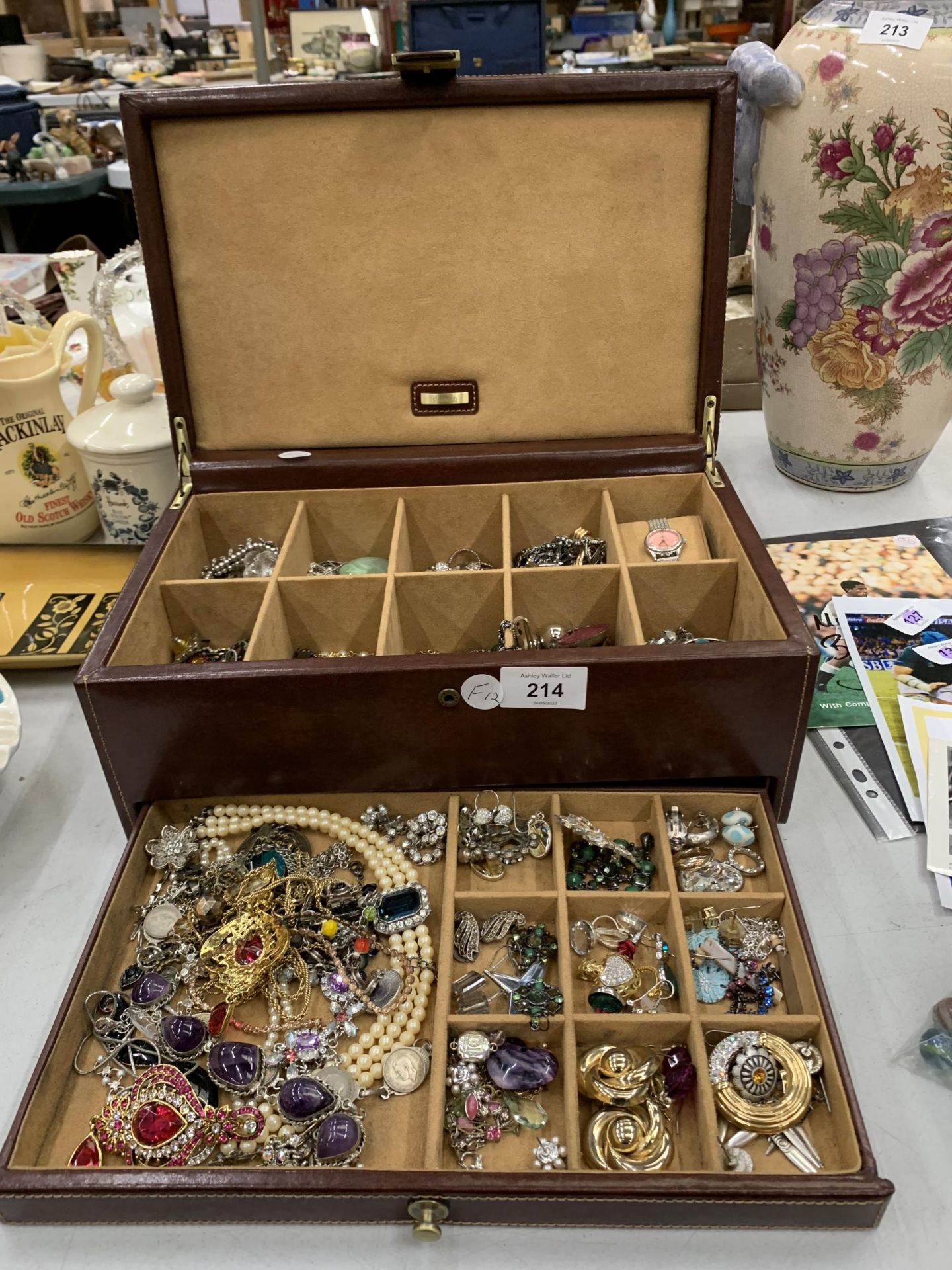 A JEWELLERY BOX CONTAINING ASSORTED COSTUME JEWELLERY