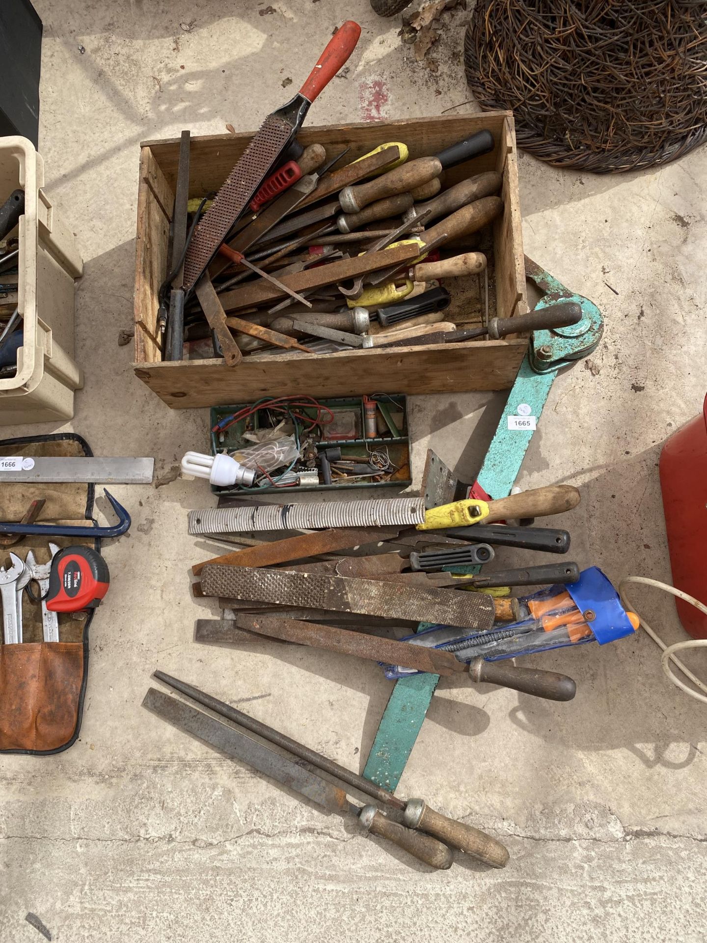 A MIXED LOT OF VINTAGE TOOLS, PLANES ETC