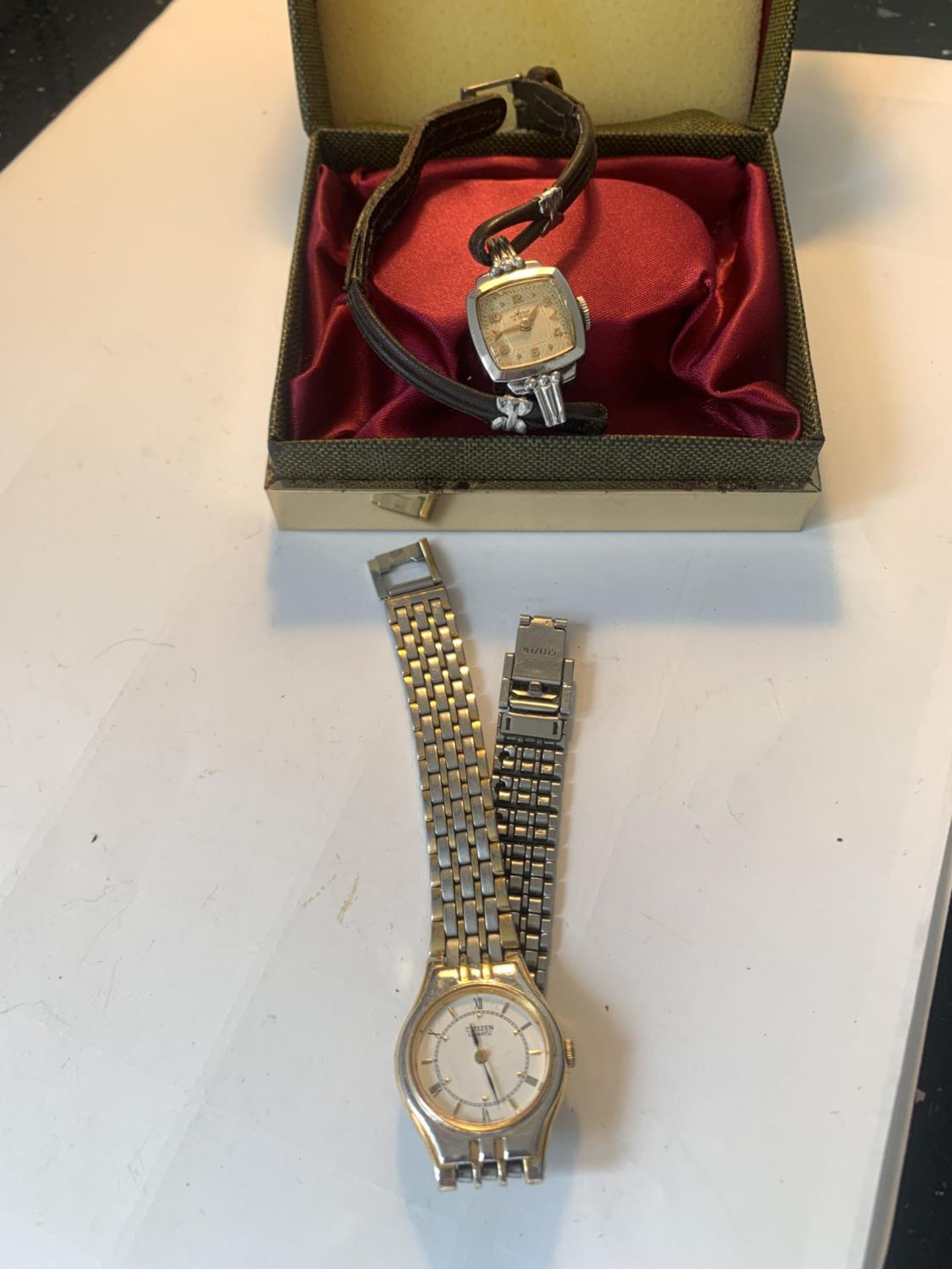 TWO WATCHES TO INCLUDE A LADIES BOXED VINTAGE AVIA WITH LEATHER STRAP AND A CITIZEN