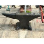 A LARGE VINTAGE CAST IRON BLACKSMITHS ANVIL (H:37CM L:89CM)