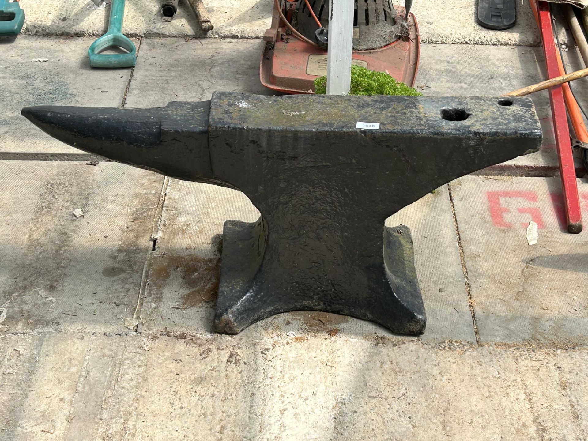 A LARGE VINTAGE CAST IRON BLACKSMITHS ANVIL (H:37CM L:89CM)