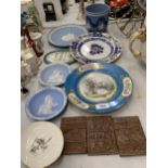 A QUANTITY OF WEDGWOOD ITEMS TO INCLUDE A PLANTER, PLATES AND PLAQUES PLUS TERRACOTTA TILES,