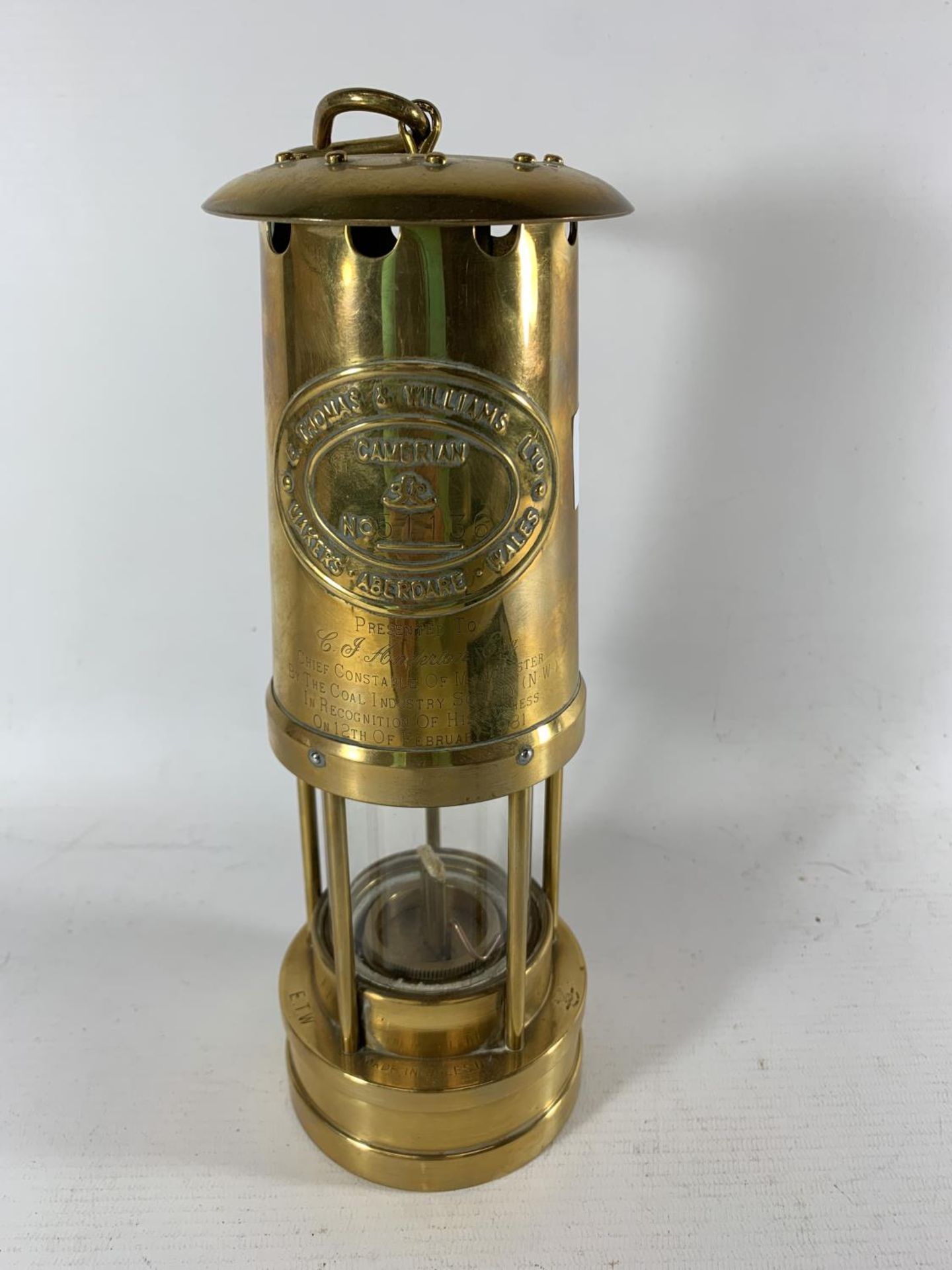 * A BRASS PRESENTATION MINERS LAMP FROM THE COAL INDUSTRY SOCIETY (NW) 1981, HEIGHT 27CM AND A - Image 2 of 4