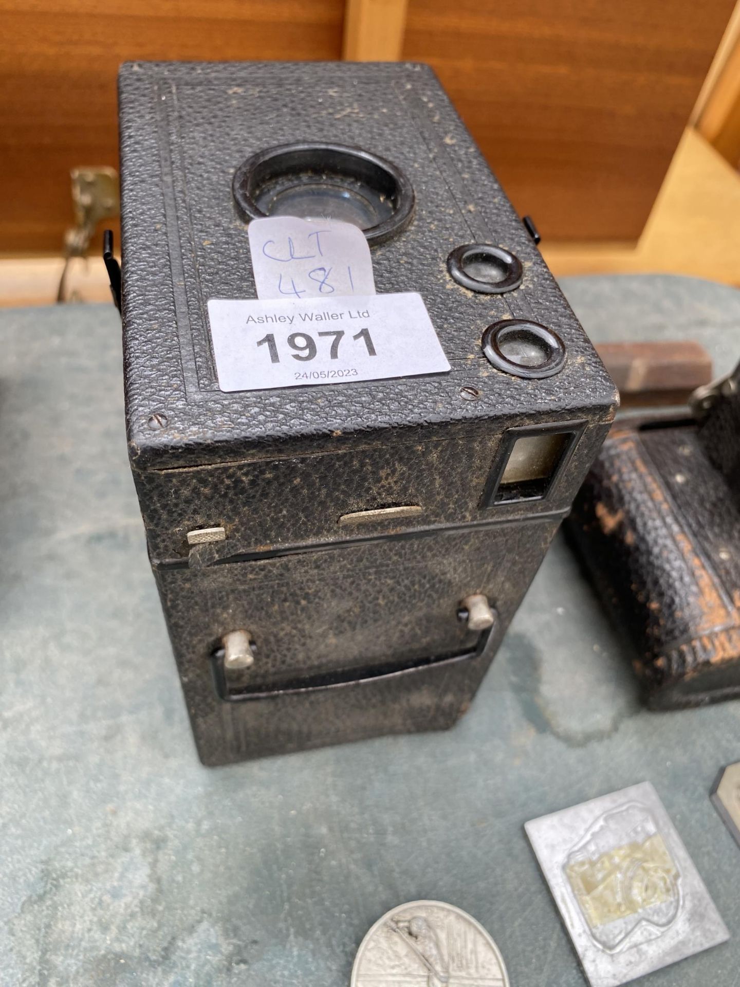 A KODAK EASTMANN AUTOMATIC CAMERA, FURTHER CAMERA AND METAL CAMERA PLAQUES - Image 3 of 4