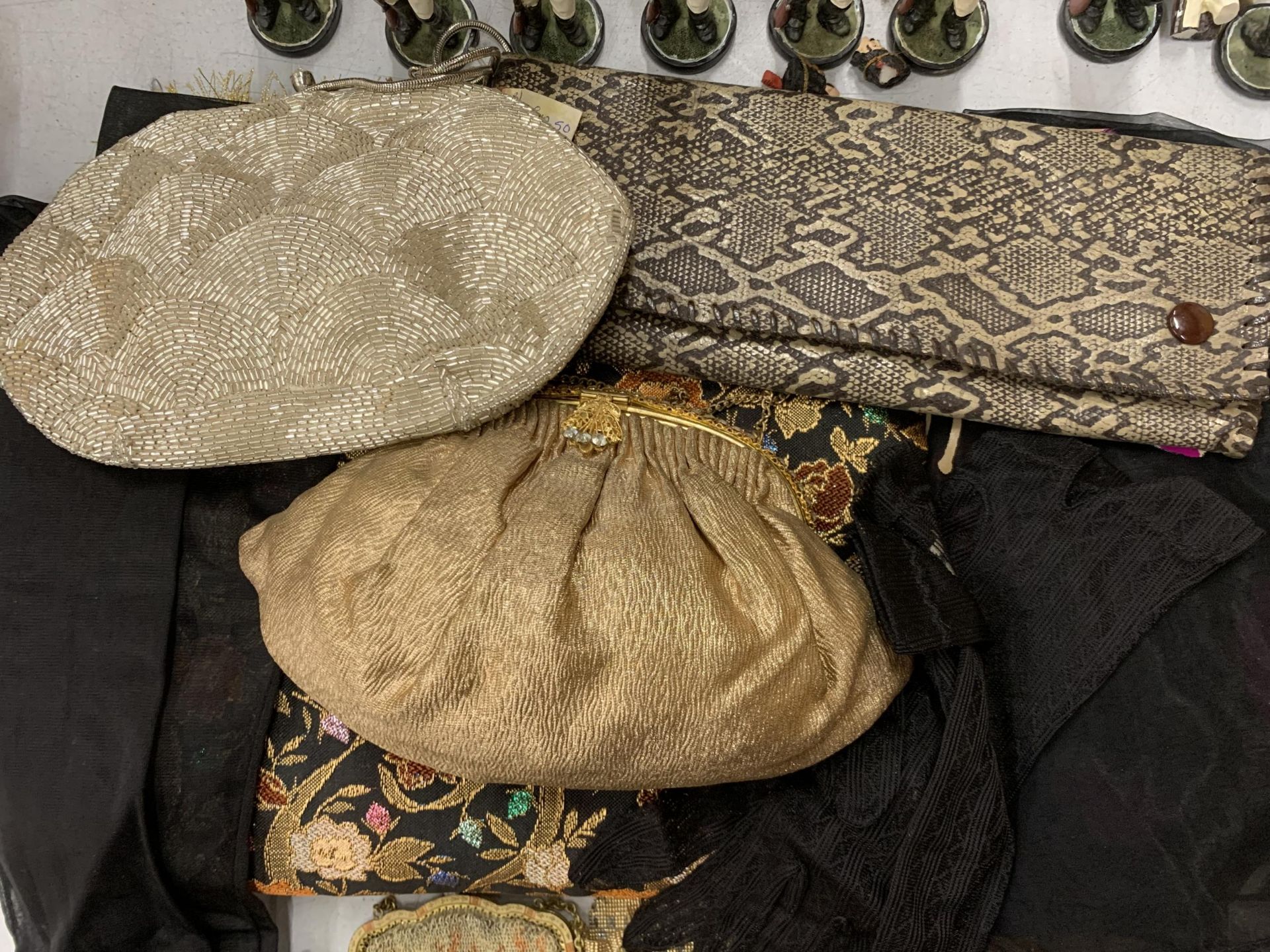 A MIXED GROUP OF VINTAGE PURSES, BAGS, TRINKET BOXES ETC - Image 2 of 5